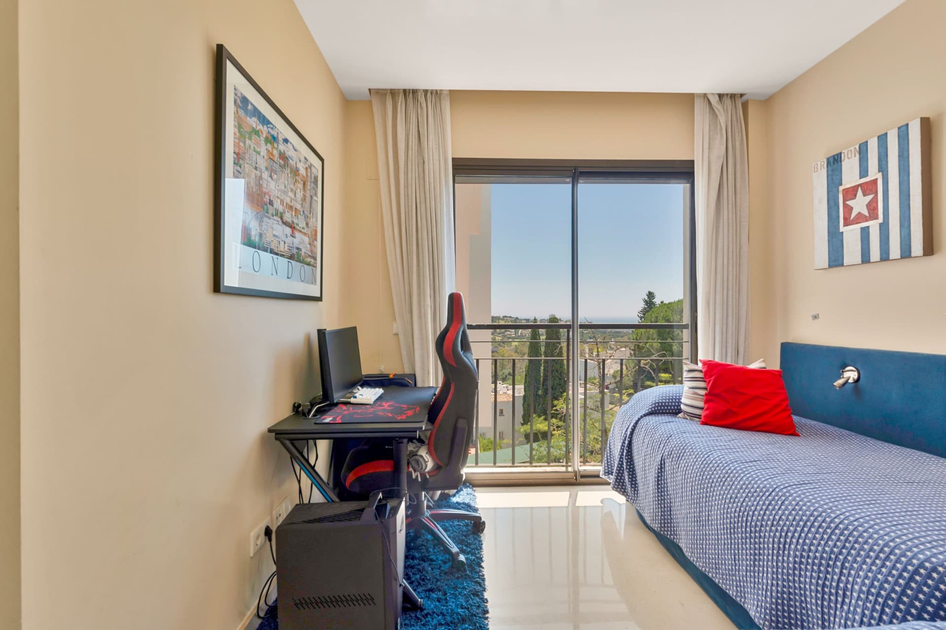 South-facing duplex penthouse in La Quinta Suites with panoramic sea and mountain views