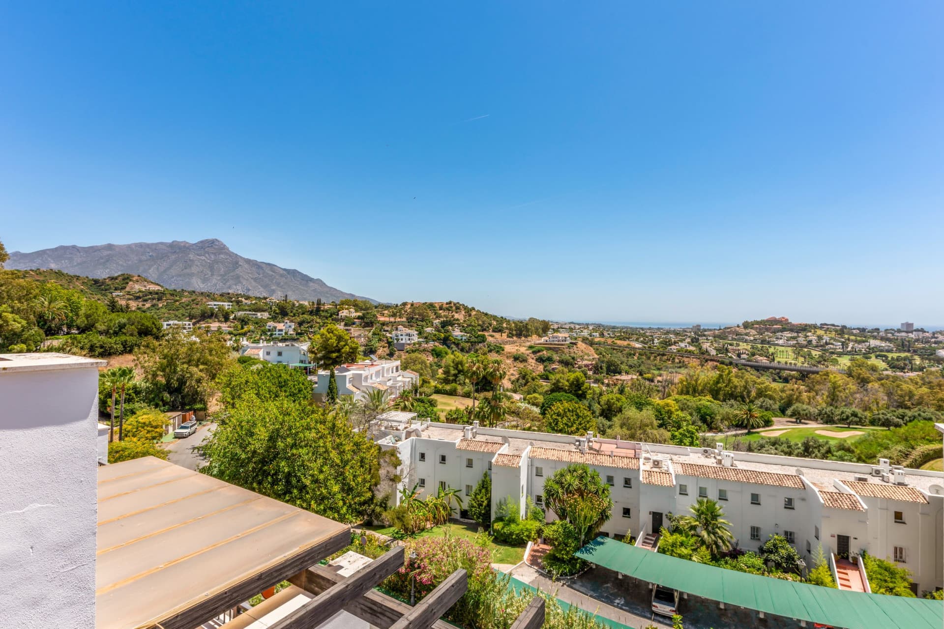 South-facing duplex penthouse in La Quinta Suites with panoramic sea and mountain views