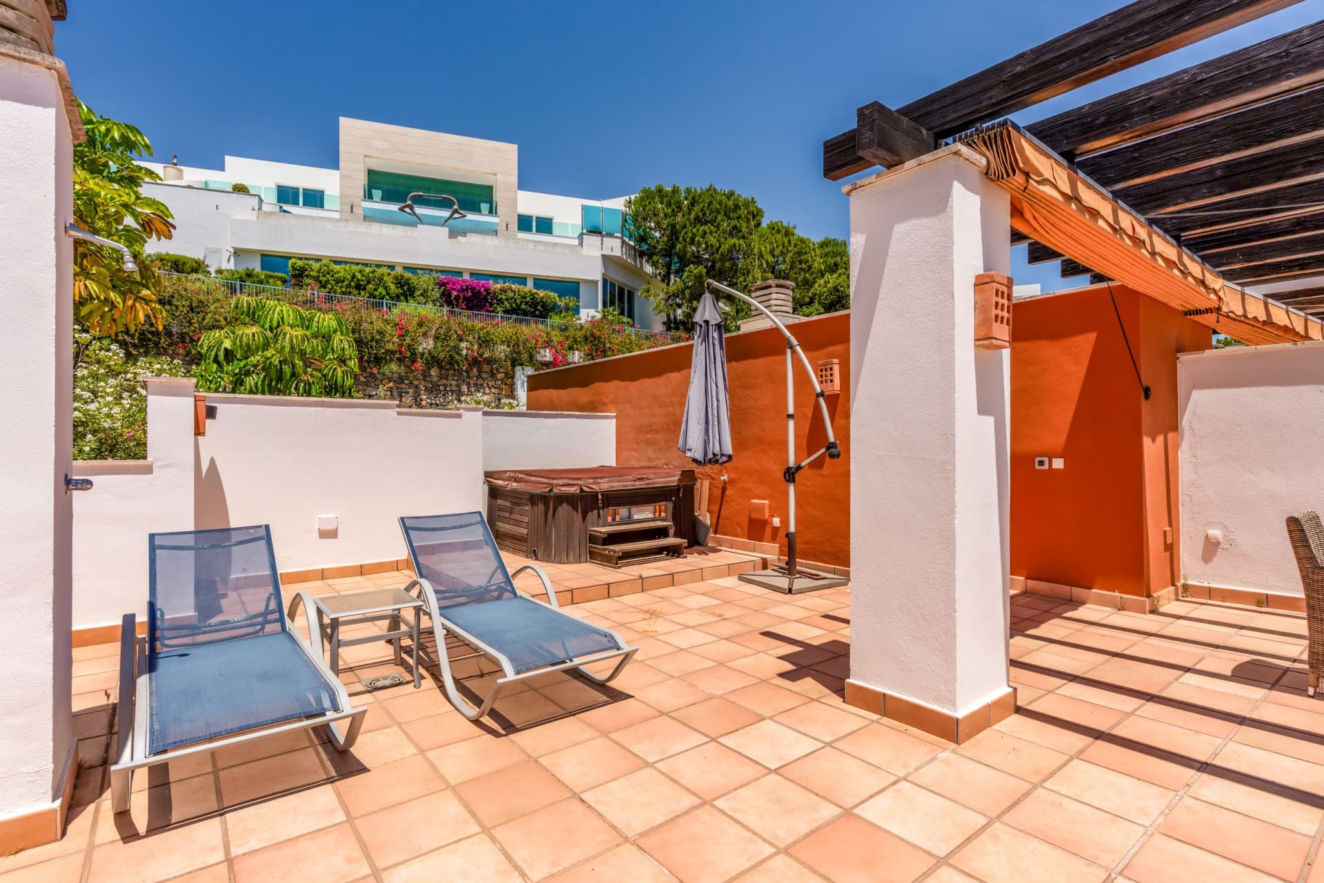 South-facing duplex penthouse in La Quinta Suites with panoramic sea and mountain views