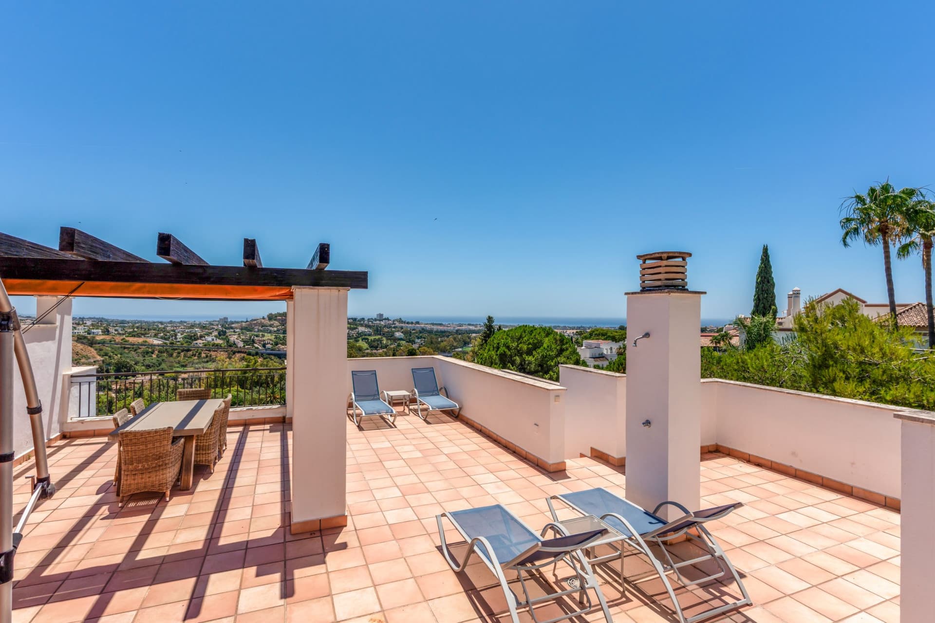 South-facing duplex penthouse in La Quinta Suites with panoramic sea and mountain views