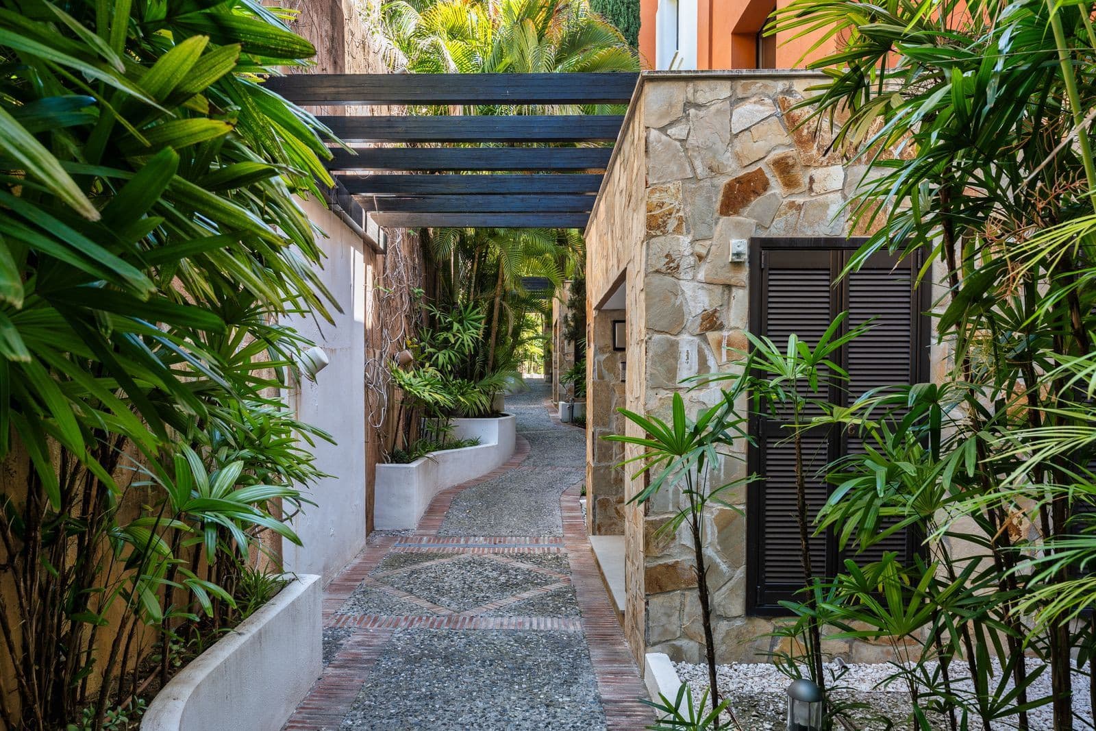 South-facing duplex penthouse in La Quinta Suites with panoramic sea and mountain views