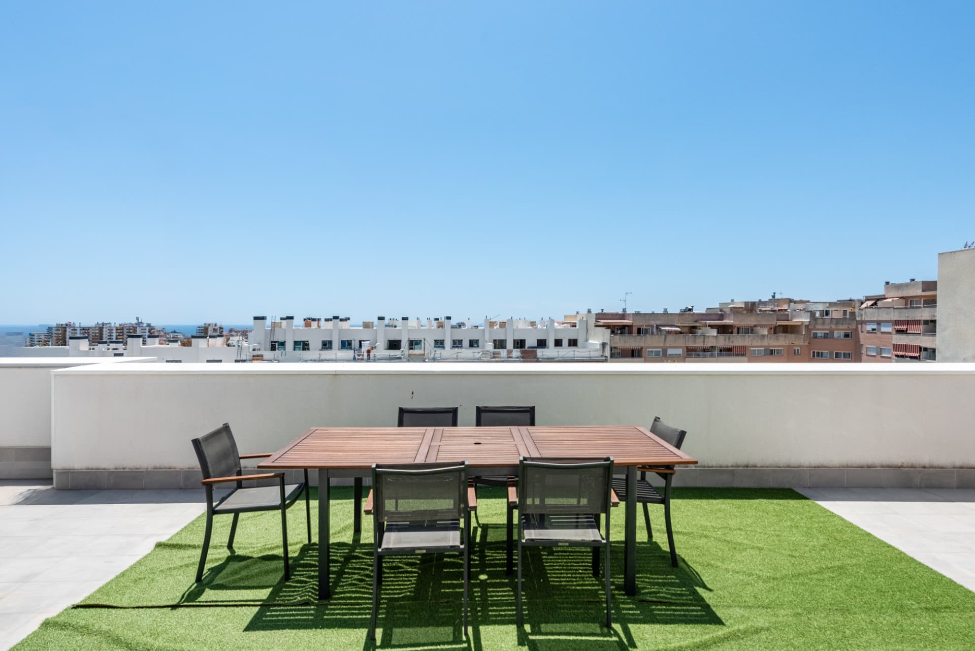 Este moderno ático de 3 dormitorios y 2 baños se encuentra en una promoción de reciente construcción (2023) en la prestigiosa zona de Las Lagunas, Mijas Costa.