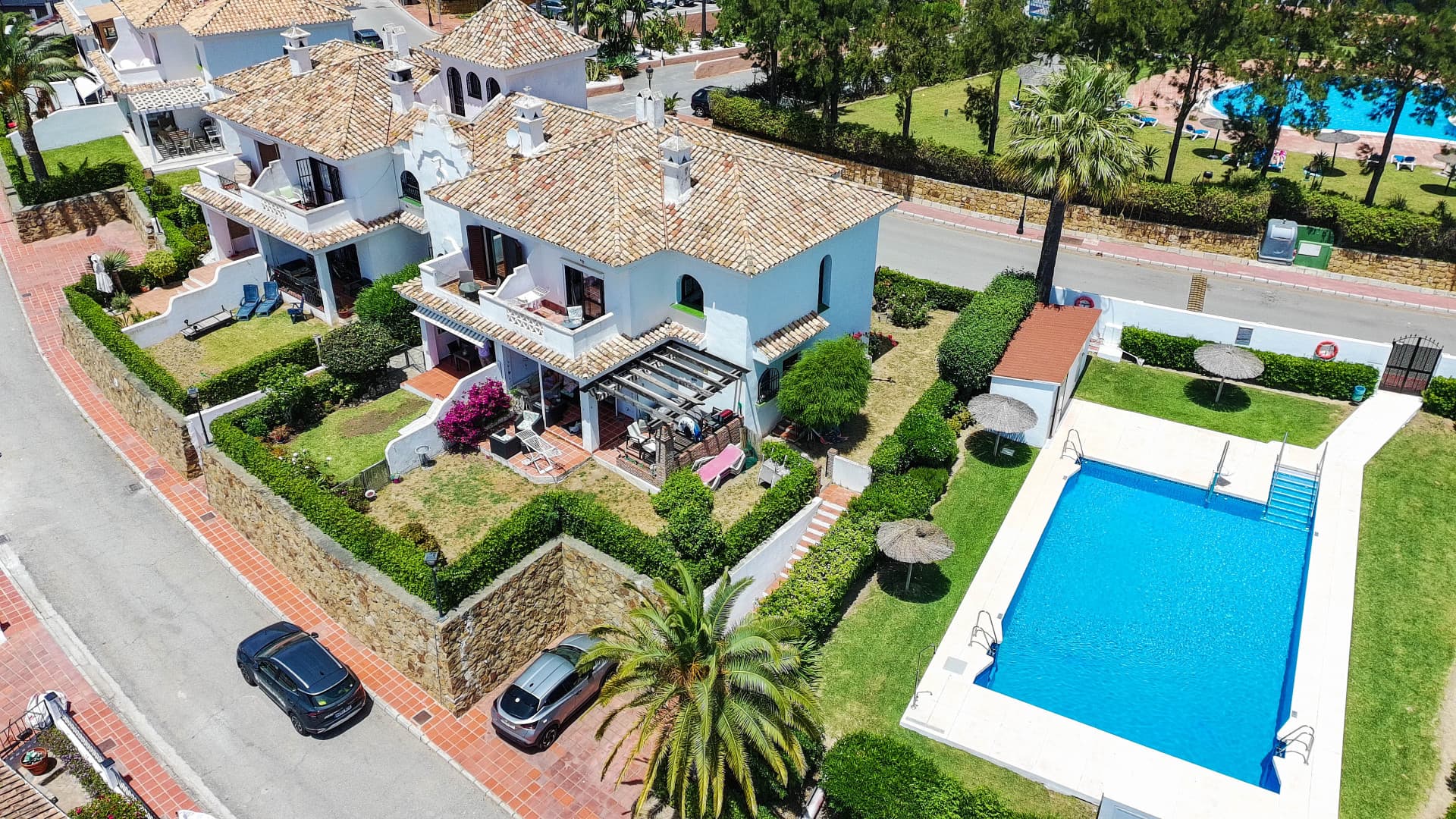 Casa Adosada con Vistas Panorámicas al Mar, Golf y Montaña en La Duquesa