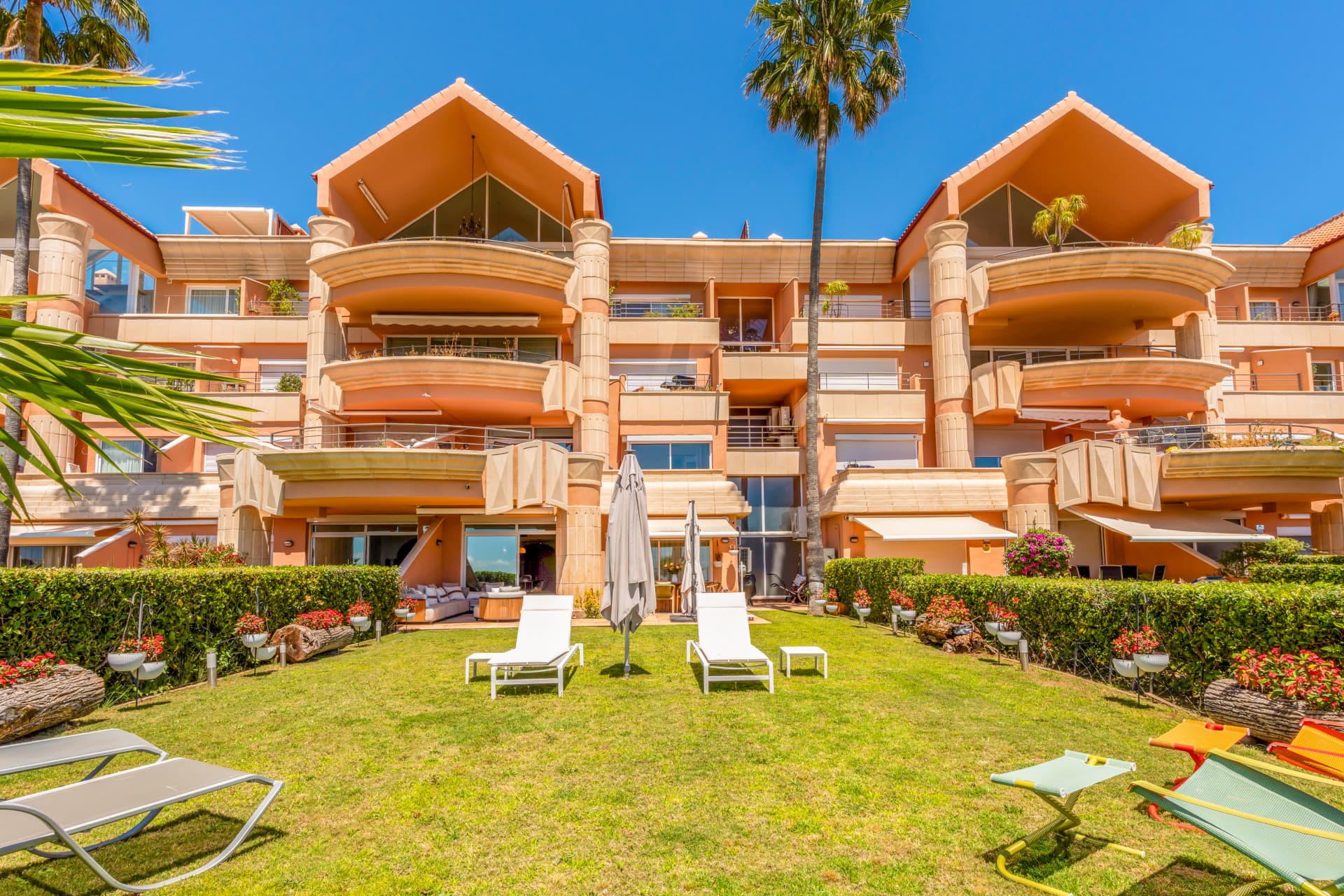 Apartment with private garden and stunning views