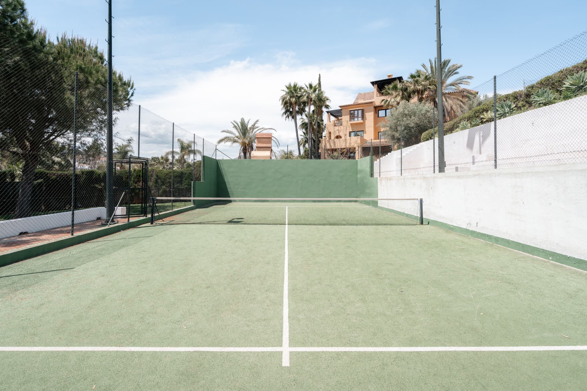 Spacious townhouse with villa feel in Señorío de Cortés