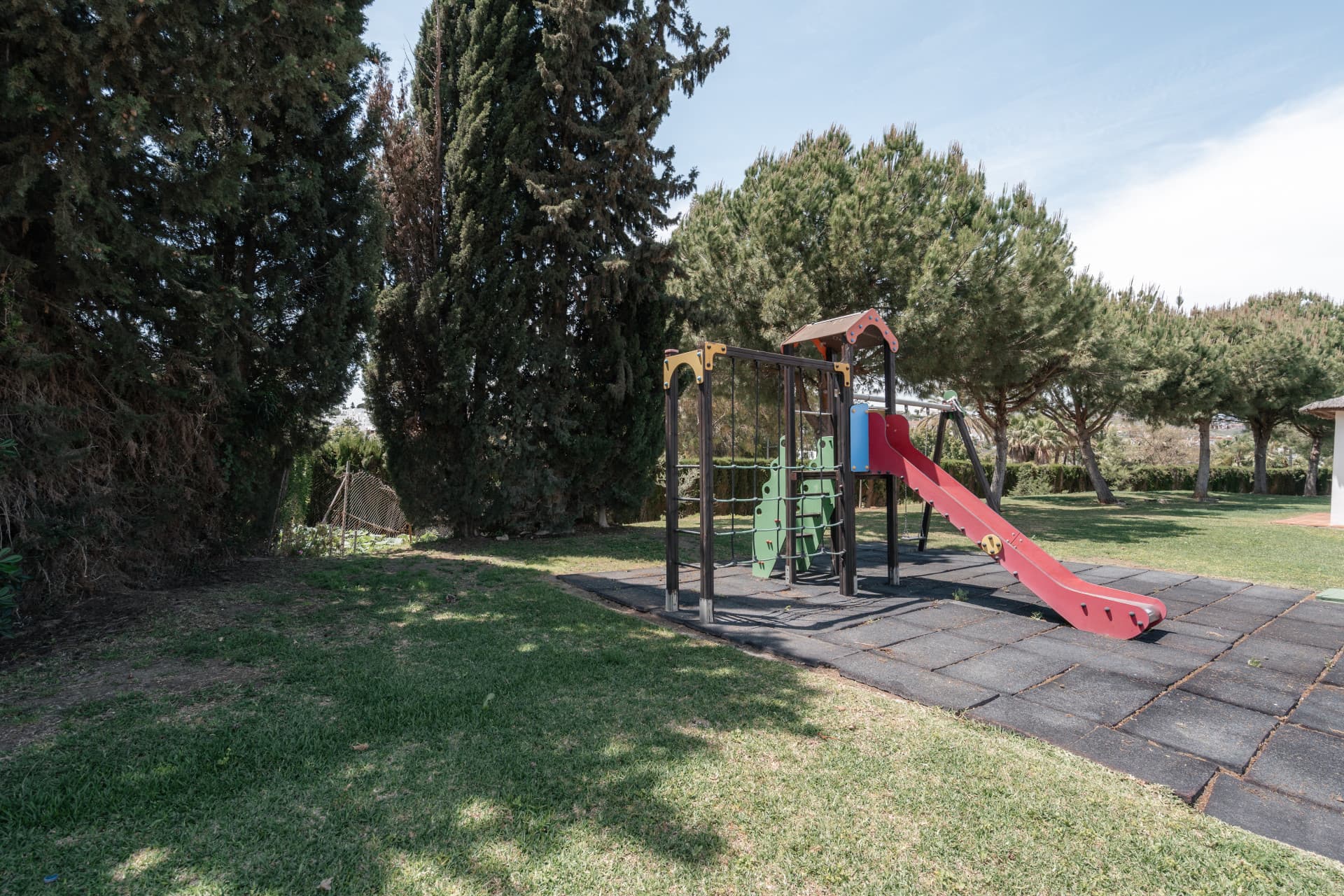 Spacious townhouse with villa feel in Señorío de Cortés