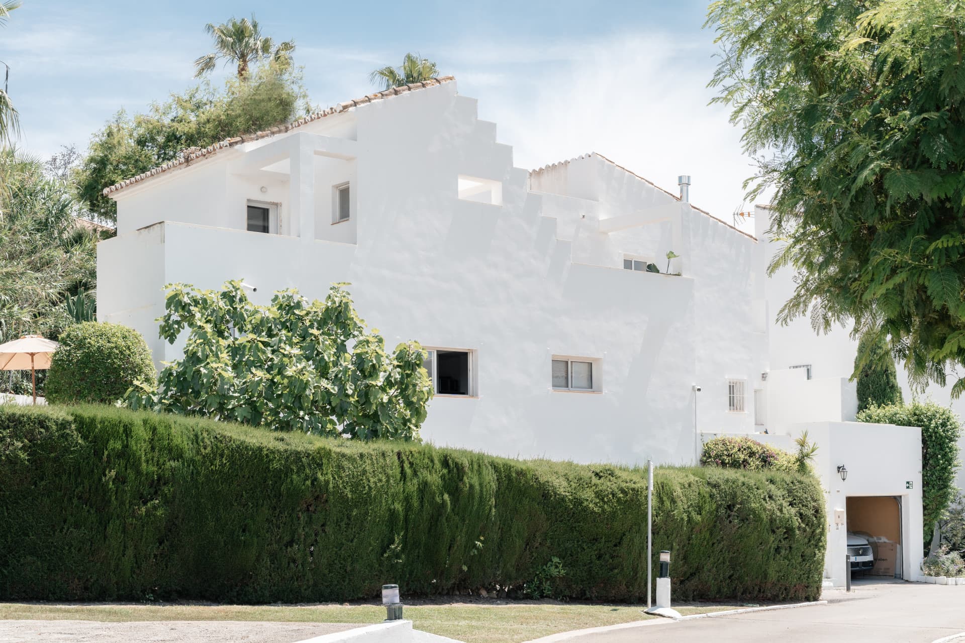 Spacious townhouse with villa feel in Señorío de Cortés