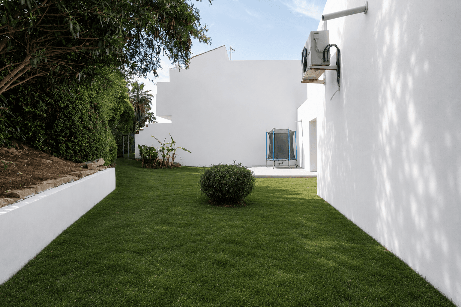Spacious townhouse with villa feel in Señorío de Cortés