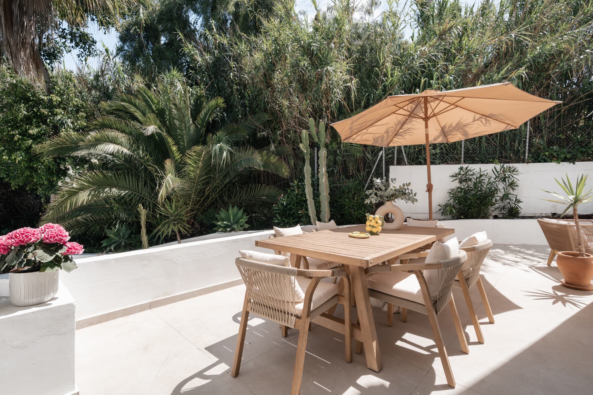 Spacious townhouse with villa feel in Señorío de Cortés
