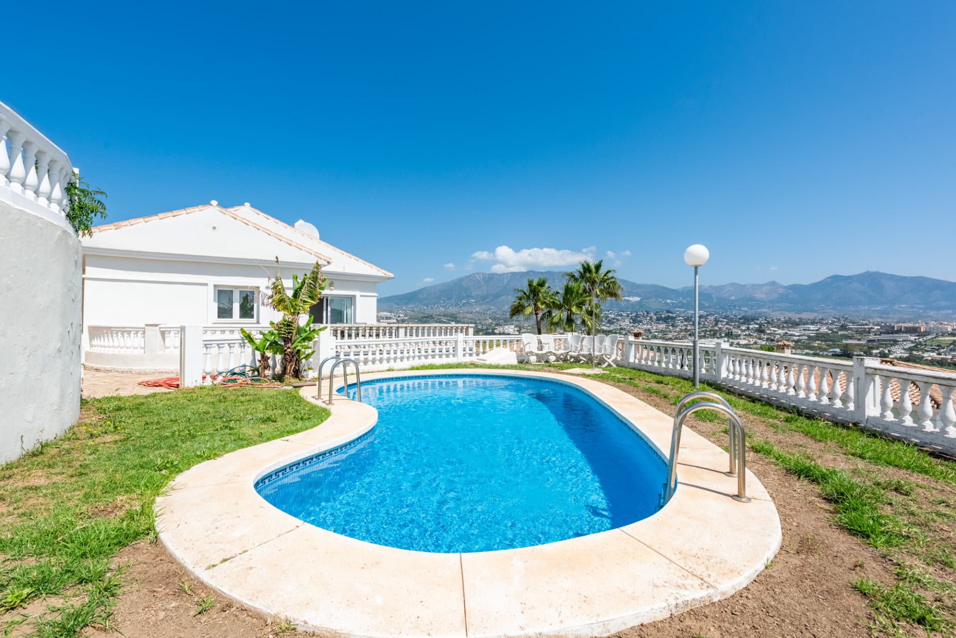 Small villa with panoramic views in Jardines del Águila