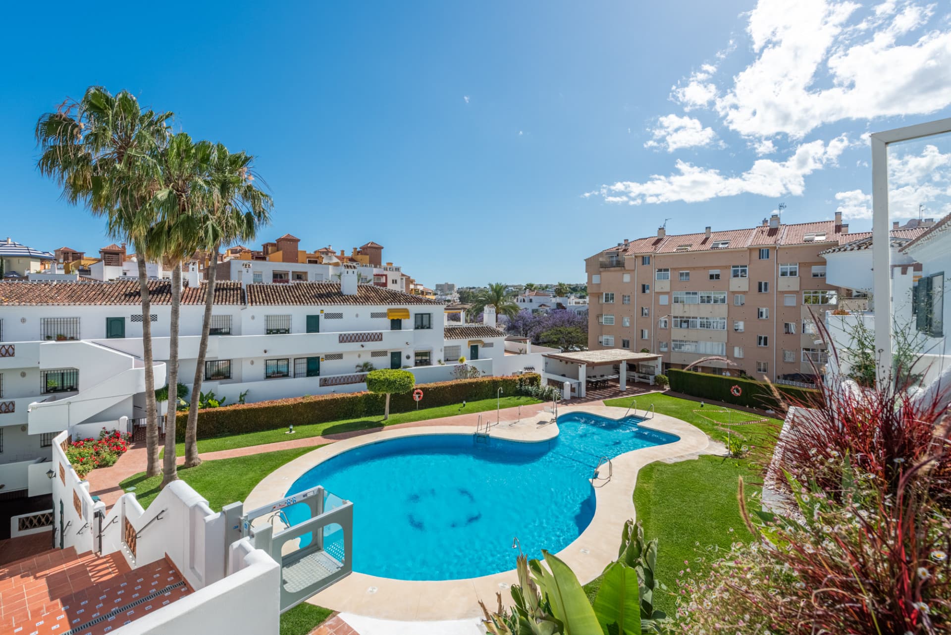 Viewings available: May 27th to June 5th June 17th to July 1st July 7th to July 21st A very cozy 2-bedroom top floor (2r