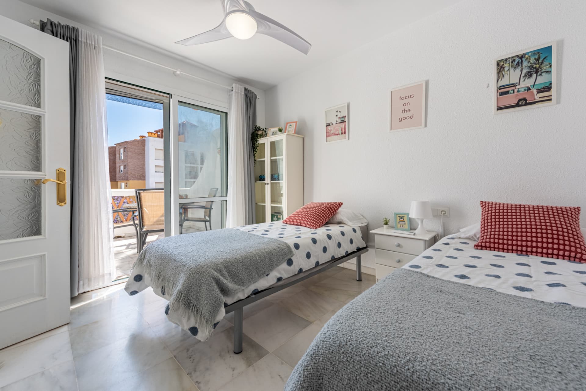 Viewings available: May 27th to June 5th June 17th to July 1st July 7th to July 21st A very cozy 2-bedroom top floor (2r