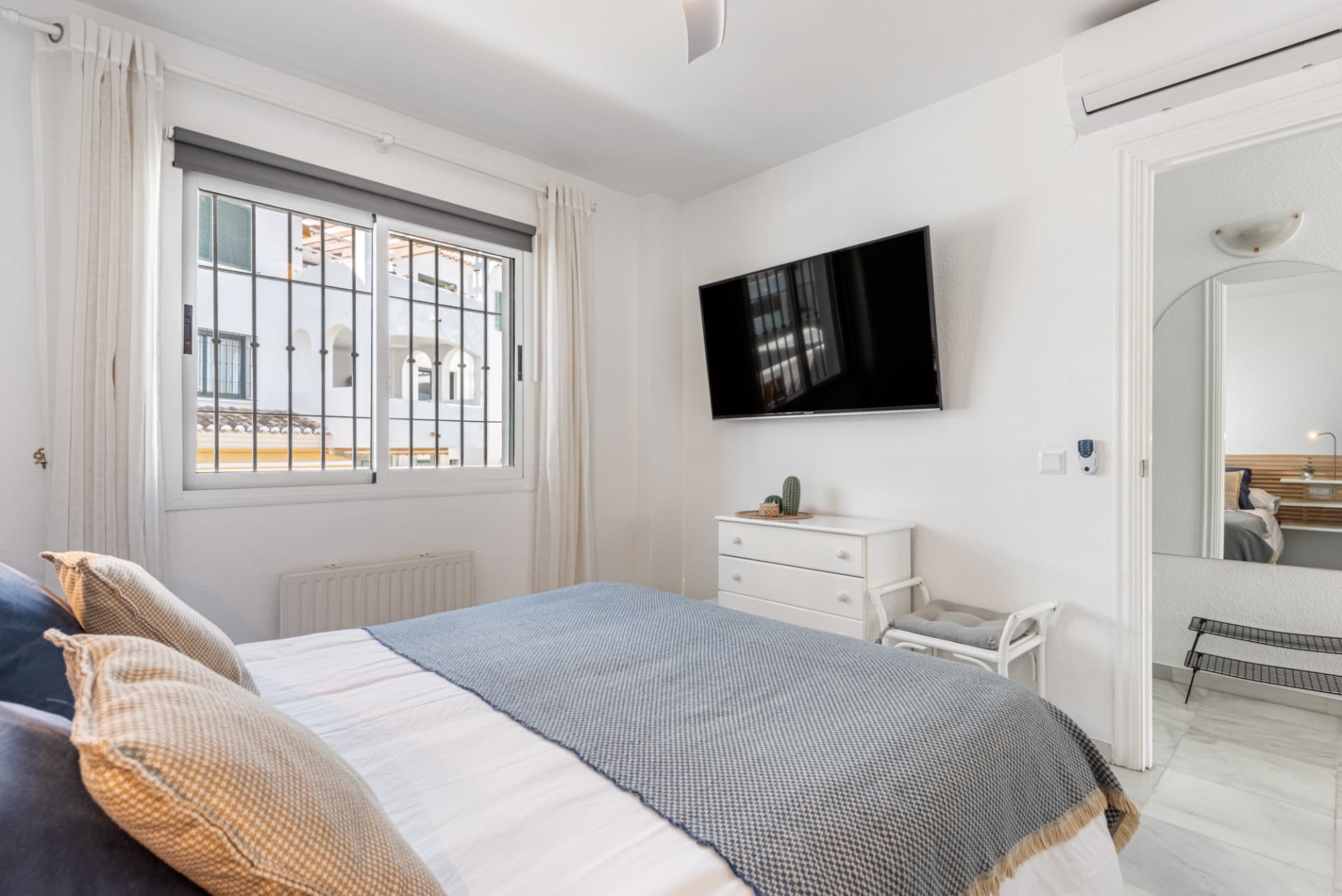 Viewings available: May 27th to June 5th June 17th to July 1st July 7th to July 21st A very cozy 2-bedroom top floor (2r
