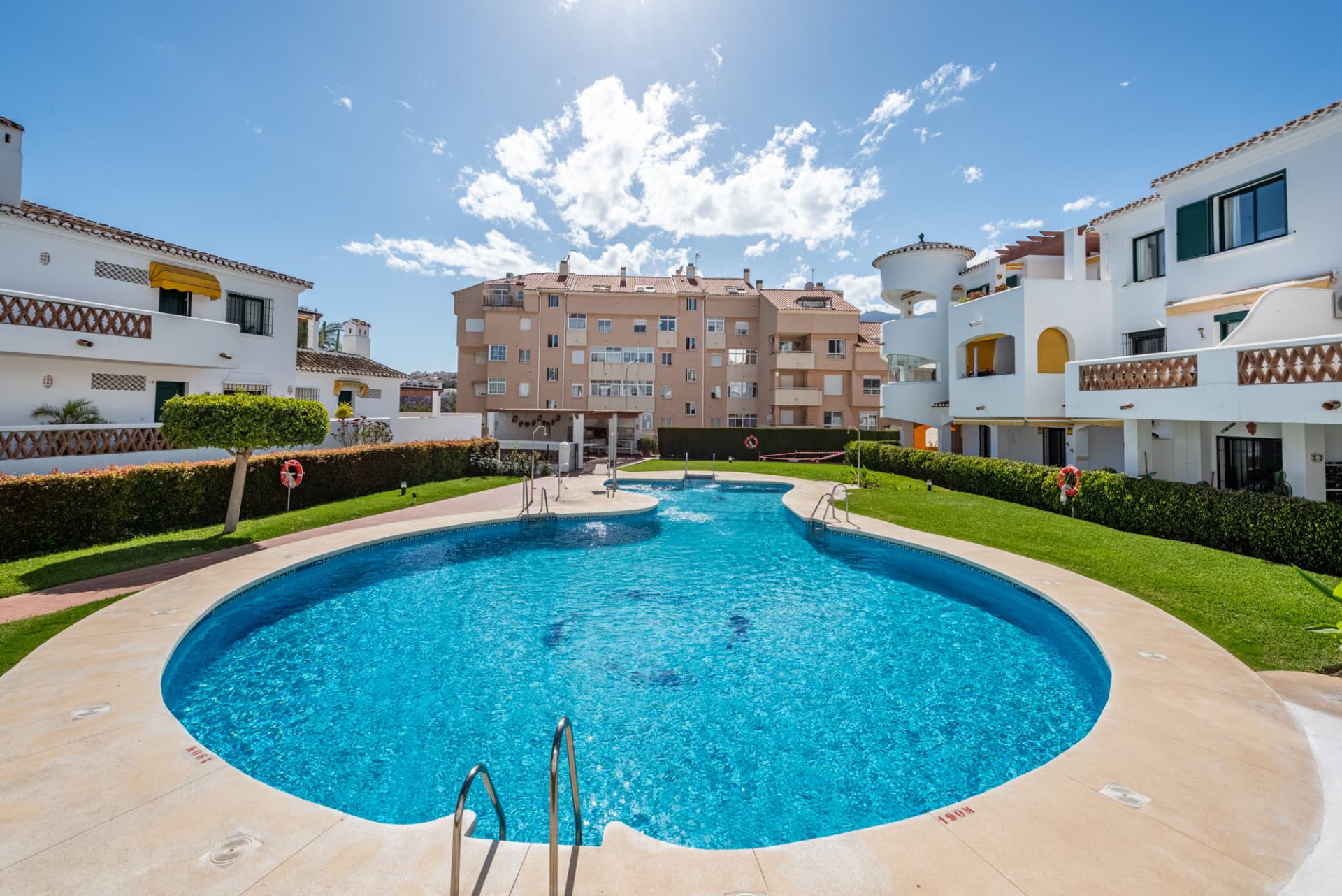 Viewings available: May 27th to June 5th June 17th to July 1st July 7th to July 21st A very cozy 2-bedroom top floor (2r