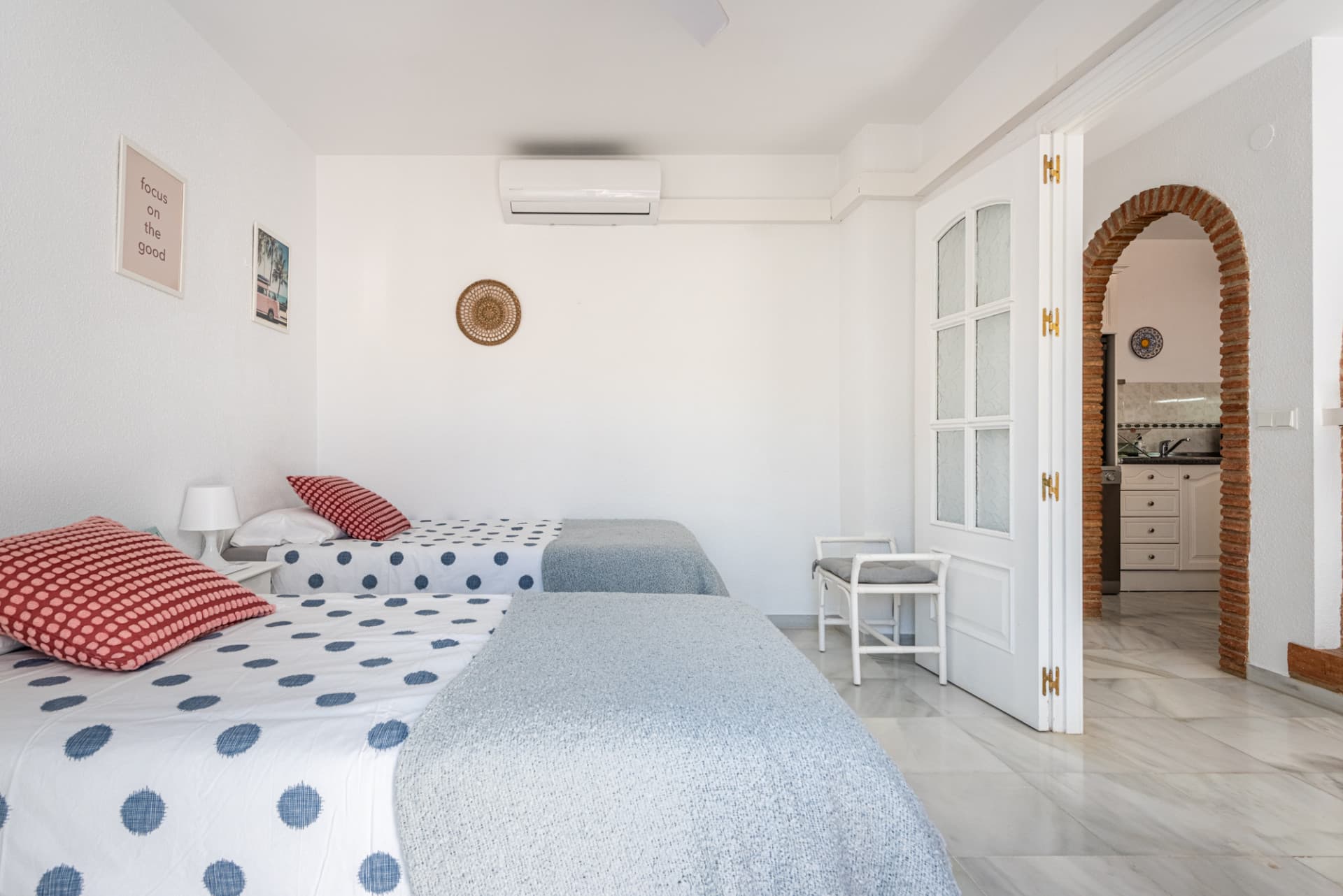 Viewings available: May 27th to June 5th June 17th to July 1st July 7th to July 21st A very cozy 2-bedroom top floor (2r