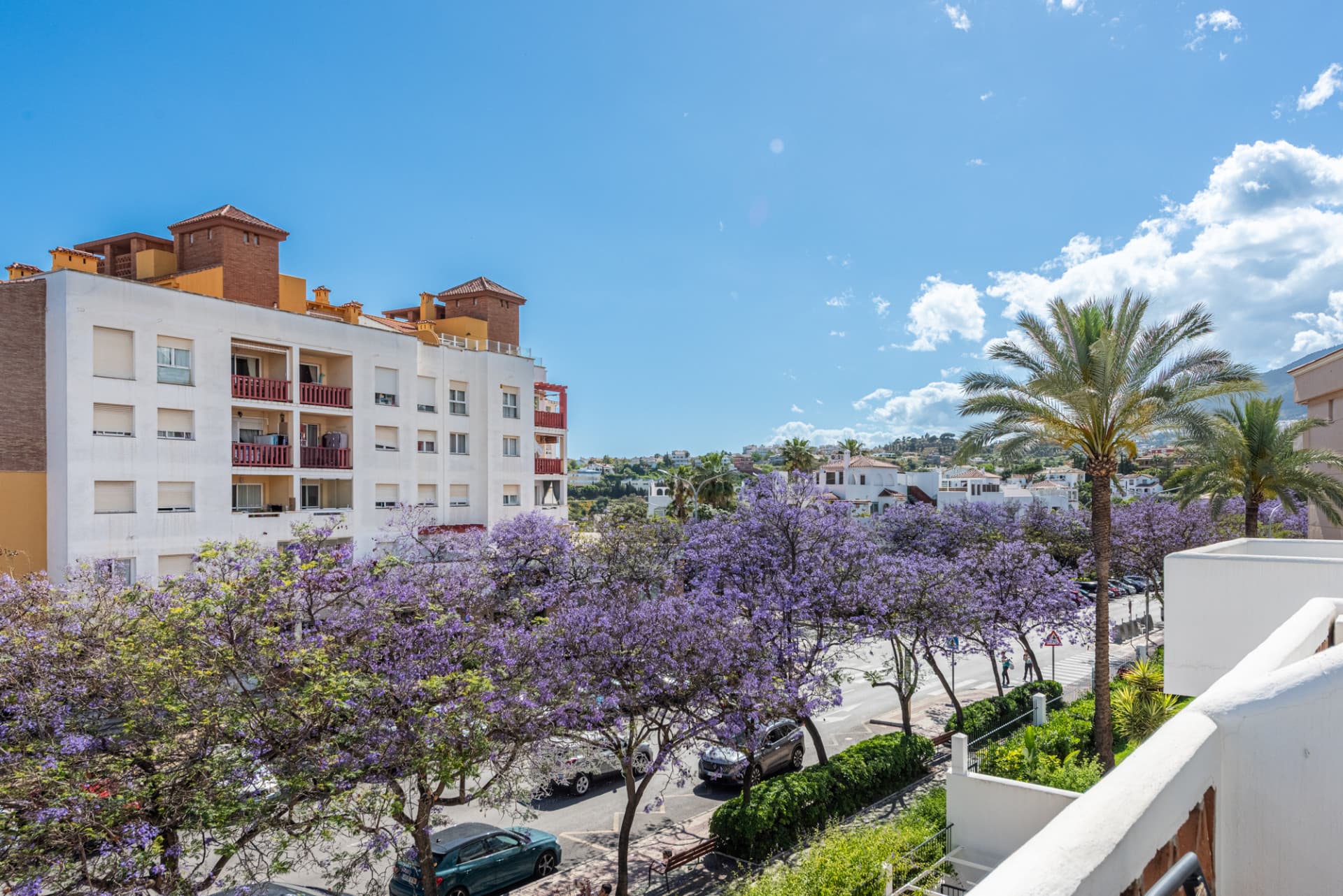 Viewings available: May 27th to June 5th June 17th to July 1st July 7th to July 21st A very cozy 2-bedroom top floor (2r