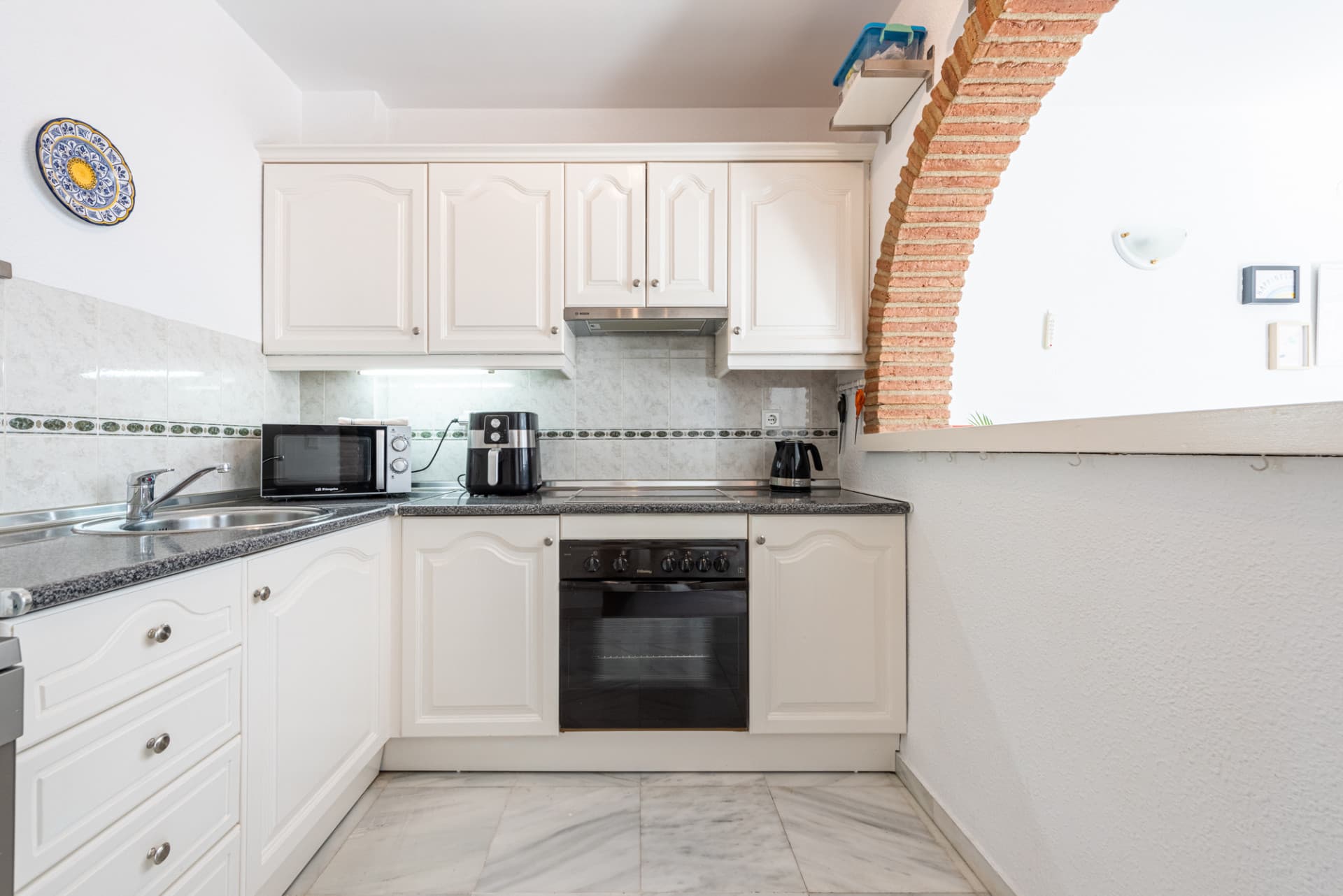 Viewings available: May 27th to June 5th June 17th to July 1st July 7th to July 21st A very cozy 2-bedroom top floor (2r
