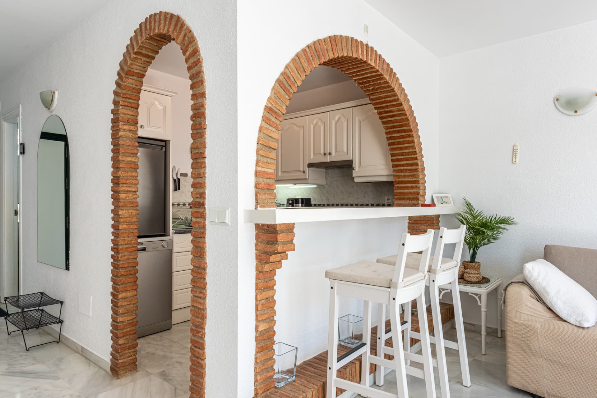 Viewings available: May 27th to June 5th June 17th to July 1st July 7th to July 21st A very cozy 2-bedroom top floor (2r