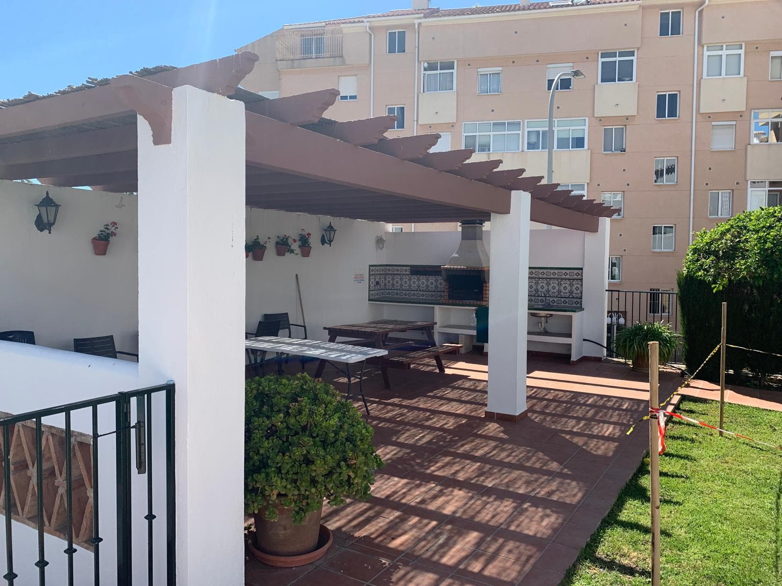 Viewings available: May 27th to June 5th June 17th to July 1st July 7th to July 21st A very cozy 2-bedroom top floor (2r