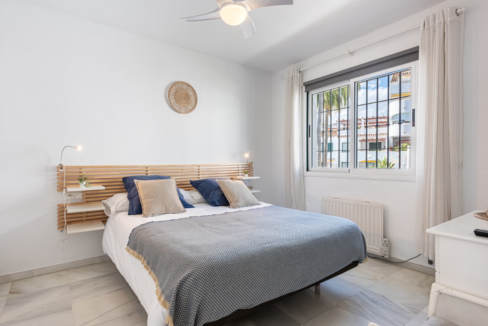 Viewings available: May 27th to June 5th June 17th to July 1st July 7th to July 21st A very cozy 2-bedroom top floor (2r