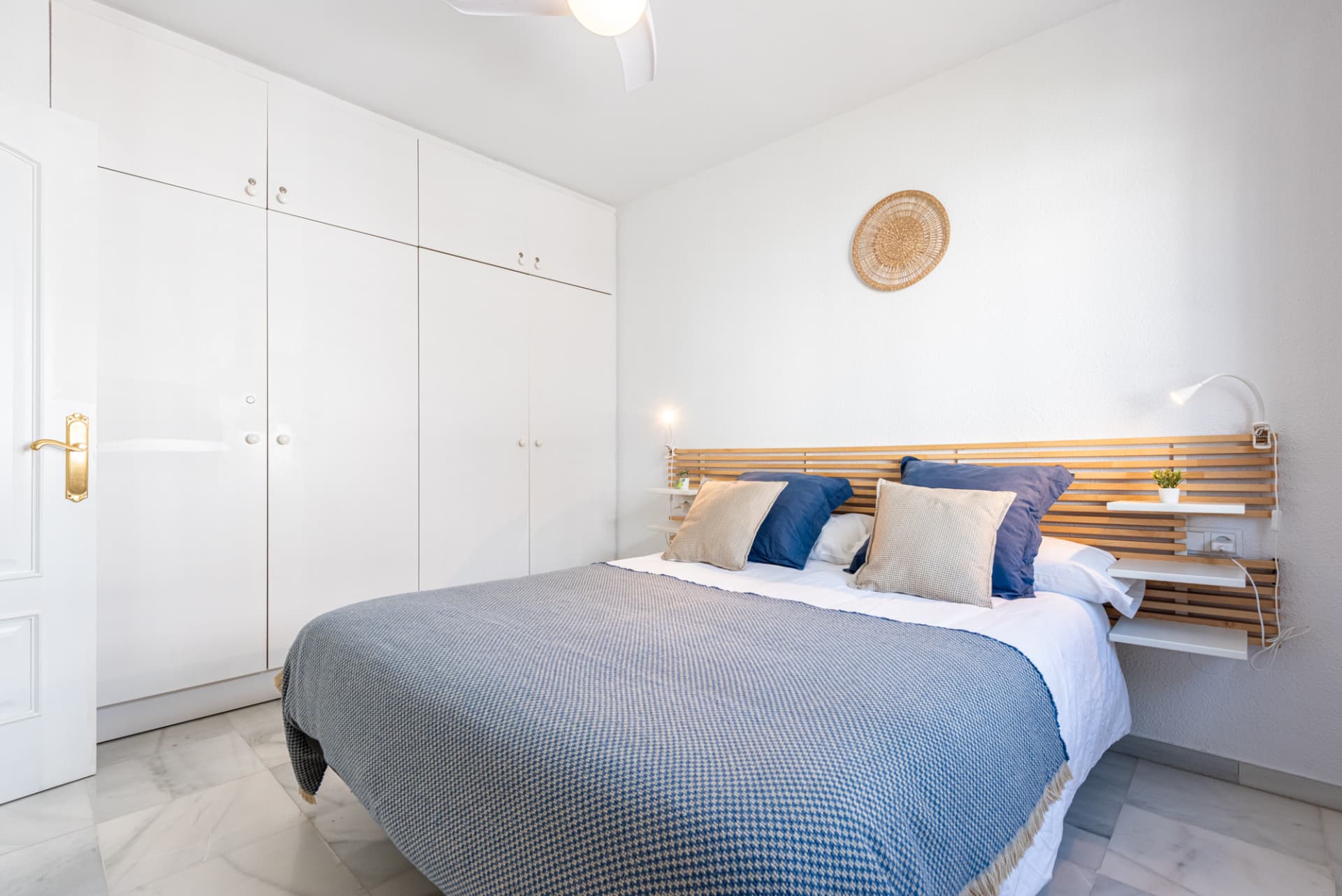 Viewings available: May 27th to June 5th June 17th to July 1st July 7th to July 21st A very cozy 2-bedroom top floor (2r