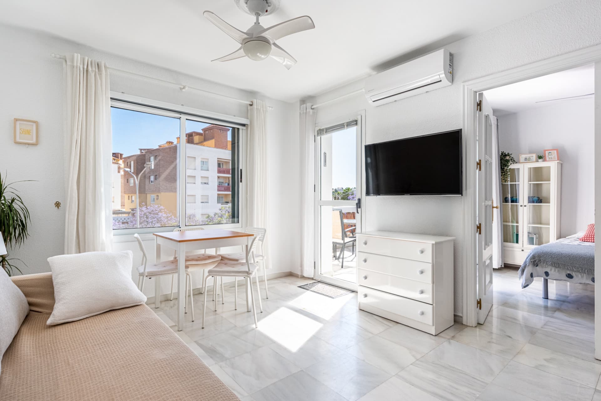 Viewings available: May 27th to June 5th June 17th to July 1st July 7th to July 21st A very cozy 2-bedroom top floor (2r