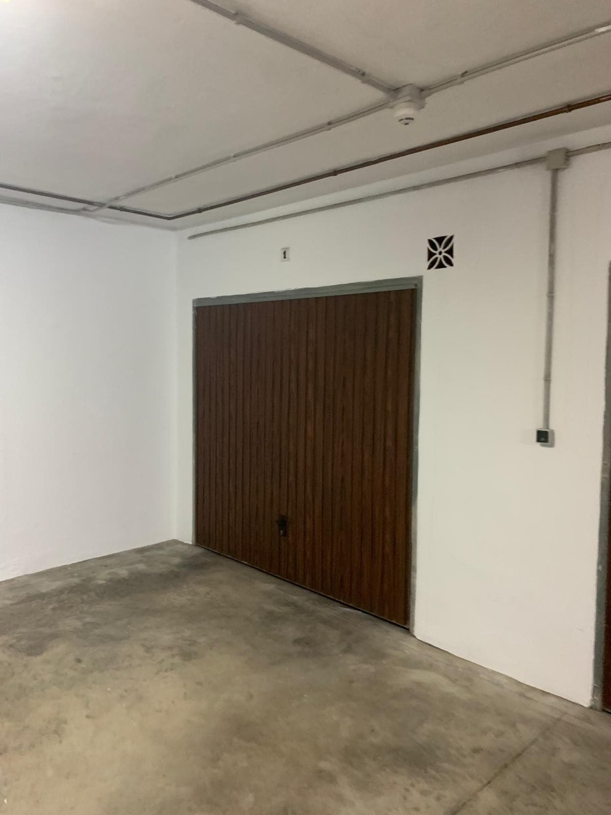 Viewings available: May 27th to June 5th June 17th to July 1st July 7th to July 21st A very cozy 2-bedroom top floor (2r