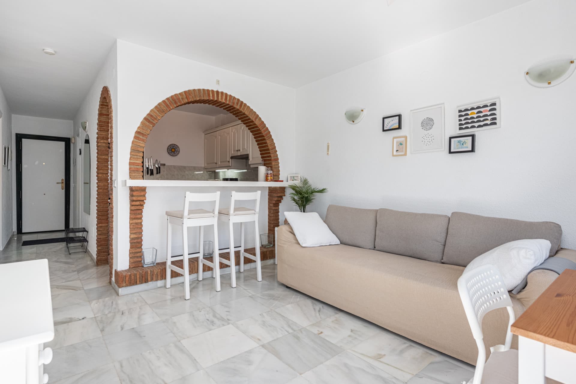 Viewings available: May 27th to June 5th June 17th to July 1st July 7th to July 21st A very cozy 2-bedroom top floor (2r