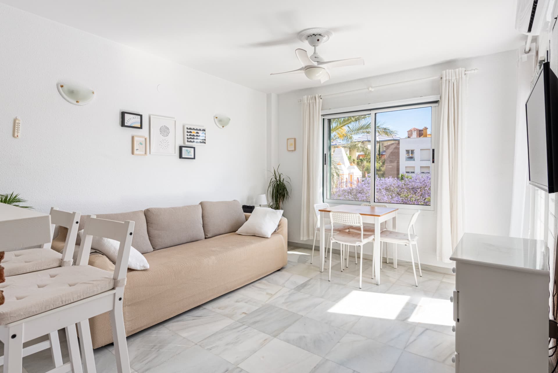 Viewings available: May 27th to June 5th June 17th to July 1st July 7th to July 21st A very cozy 2-bedroom top floor (2r