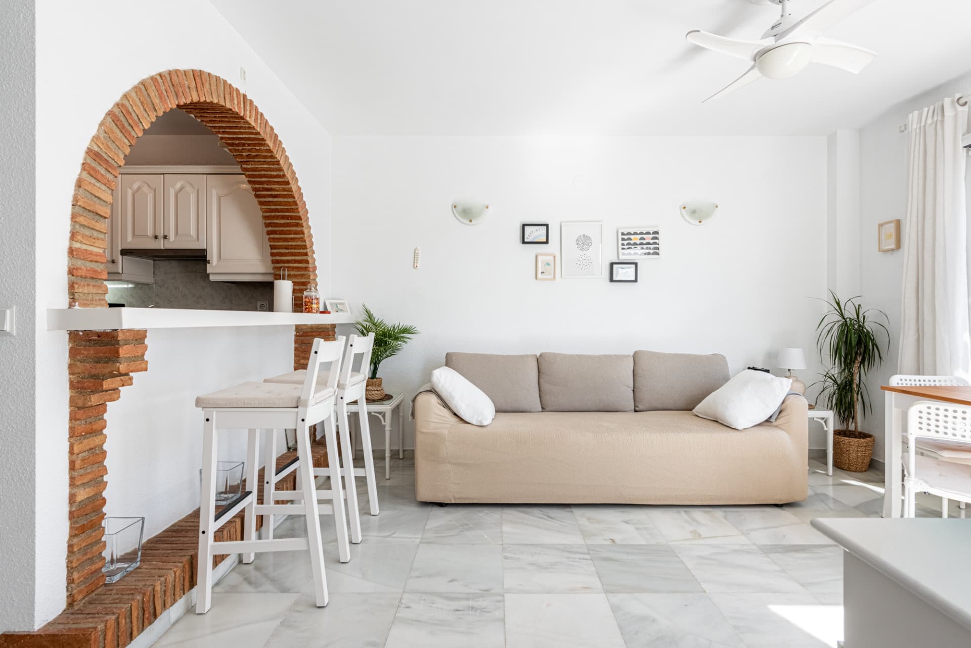 Viewings available: May 27th to June 5th June 17th to July 1st July 7th to July 21st A very cozy 2-bedroom top floor (2r