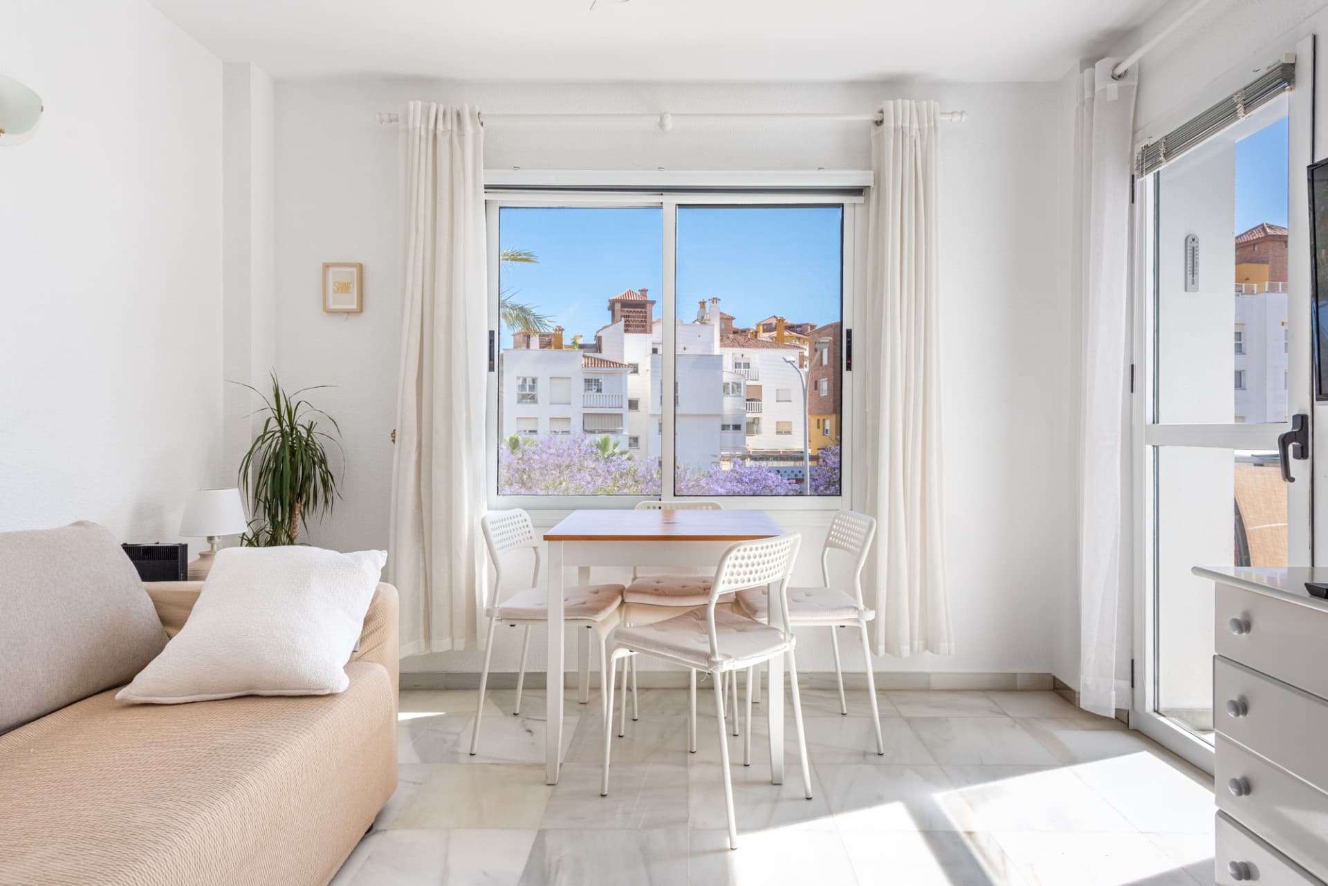 Viewings available: May 27th to June 5th June 17th to July 1st July 7th to July 21st A very cozy 2-bedroom top floor (2r