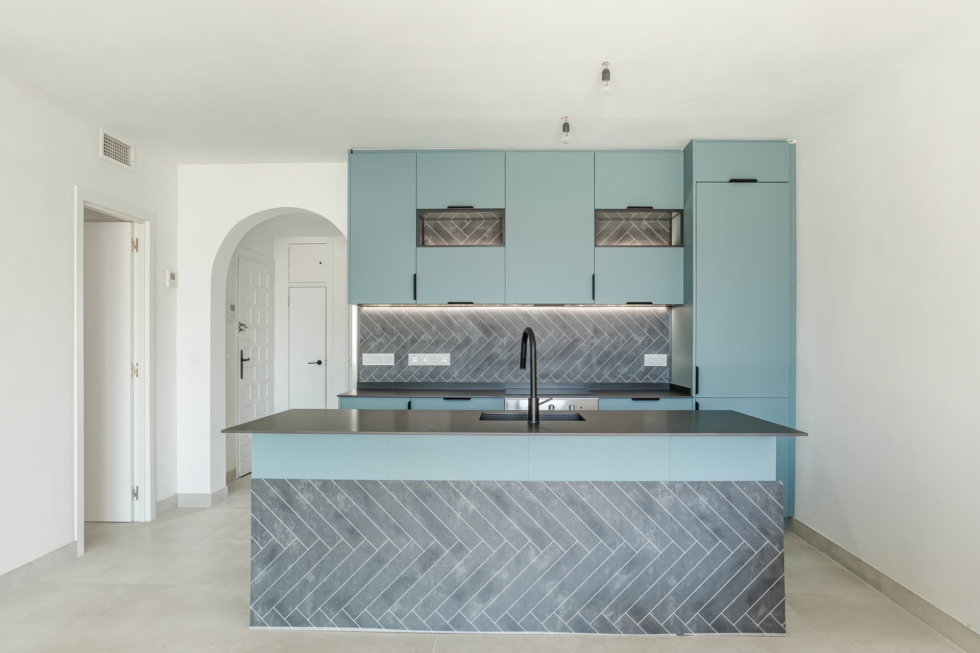 Bright, modern 3-bedroom apartment in the highly sought-after Urb. Malambo, Nueva Andalucía, Marbella, offering stylish living in a prime location close to all amenities and Puerto Banús.