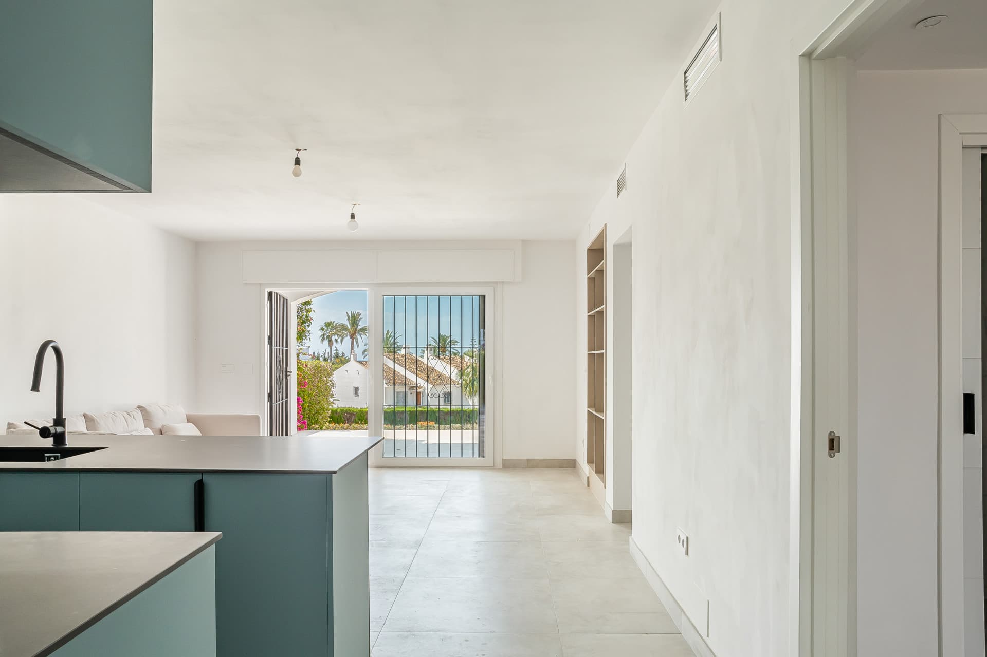 Bright, modern 3-bedroom apartment in the highly sought-after Urb. Malambo, Nueva Andalucía, Marbella, offering stylish living in a prime location close to all amenities and Puerto Banús.