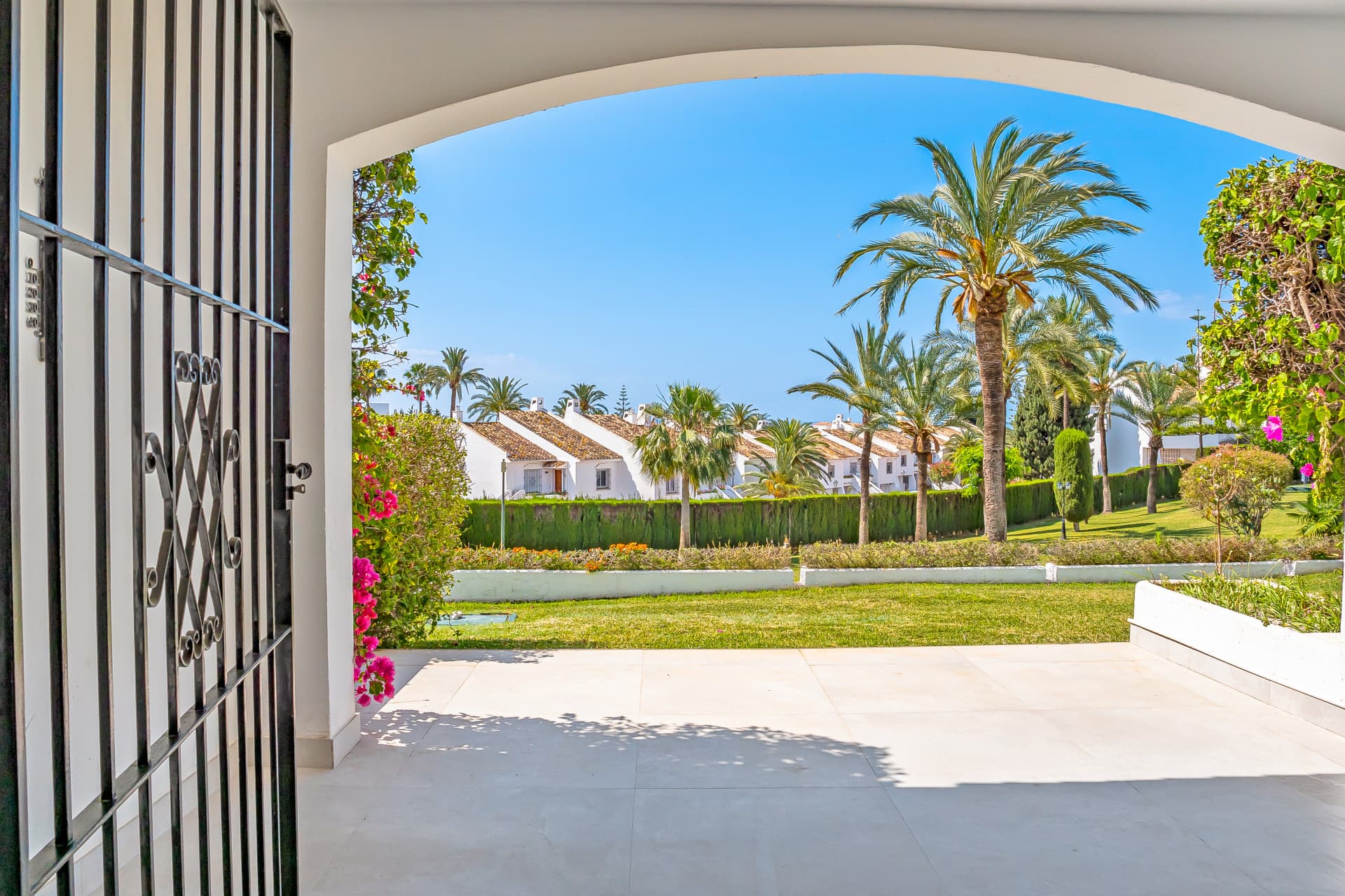 Bright, modern 3-bedroom apartment in the highly sought-after Urb. Malambo, Nueva Andalucía, Marbella, offering stylish living in a prime location close to all amenities and Puerto Banús.