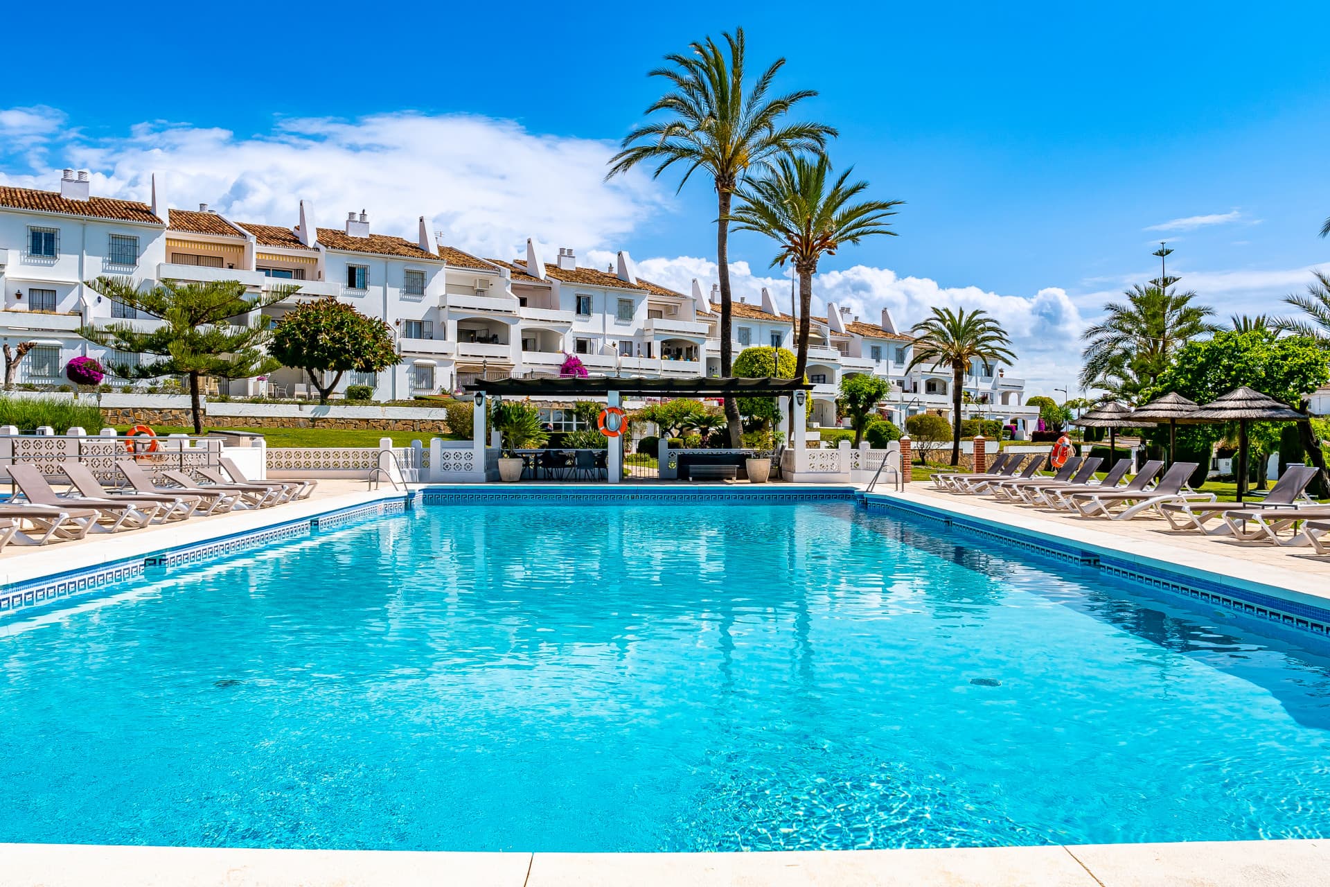 Bright, modern 3-bedroom apartment in the highly sought-after Urb. Malambo, Nueva Andalucía, Marbella, offering stylish living in a prime location close to all amenities and Puerto Banús.