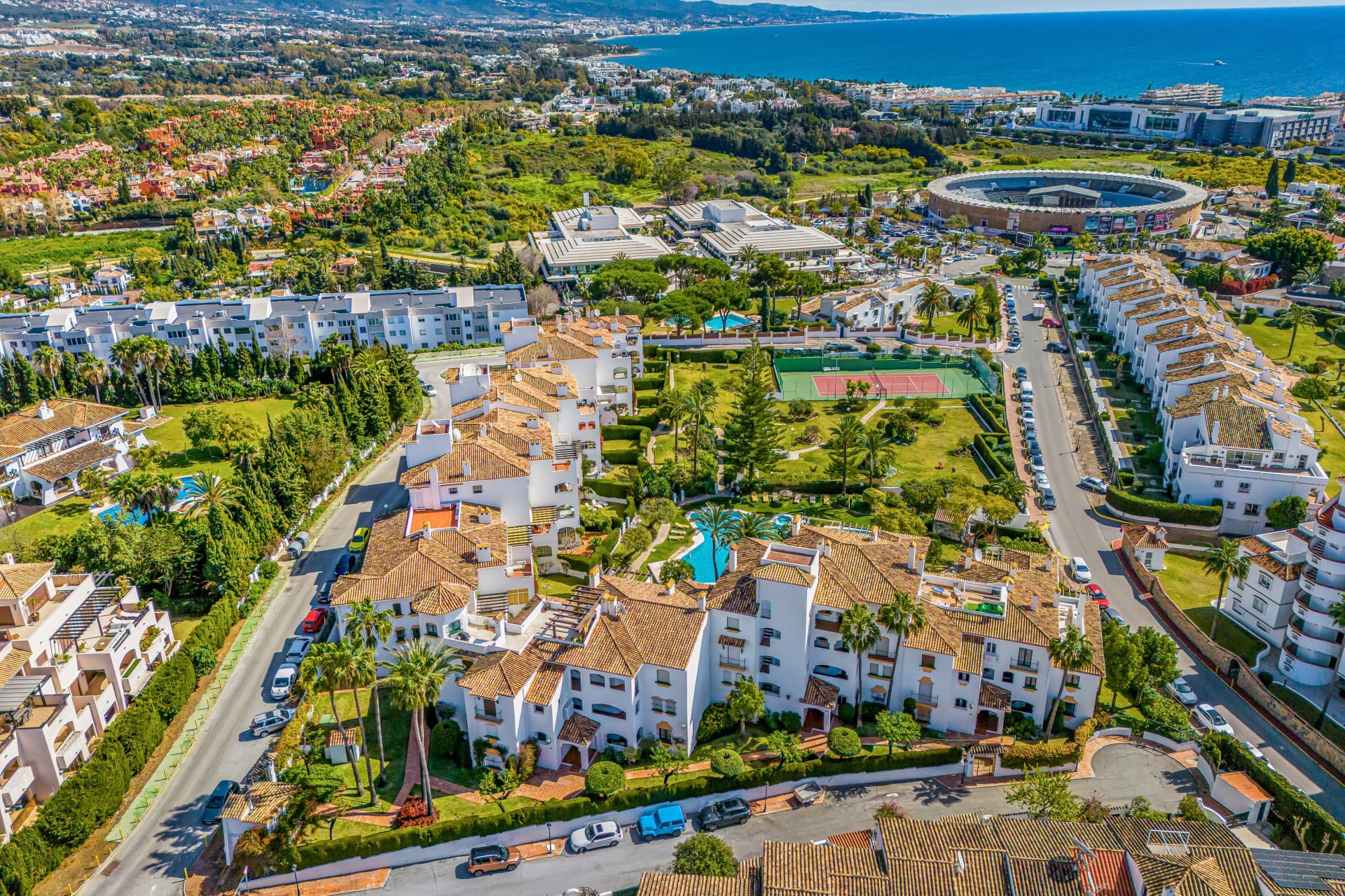 Bright, modern 3-bedroom apartment in the highly sought-after Urb. Malambo, Nueva Andalucía, Marbella, offering stylish living in a prime location close to all amenities and Puerto Banús.