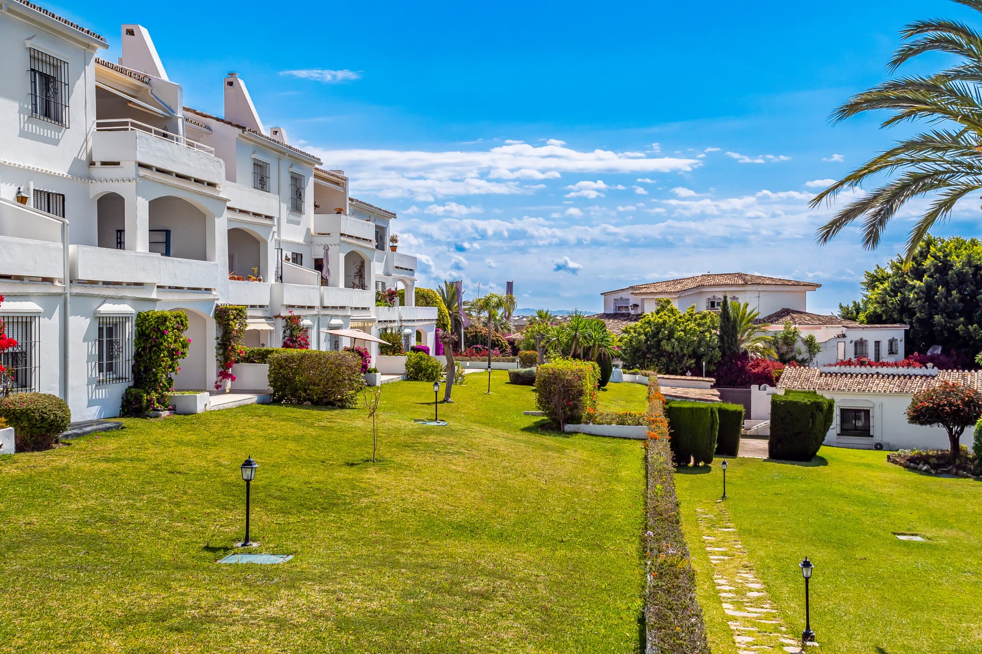 Bright, modern 3-bedroom apartment in the highly sought-after Urb. Malambo, Nueva Andalucía, Marbella, offering stylish living in a prime location close to all amenities and Puerto Banús.