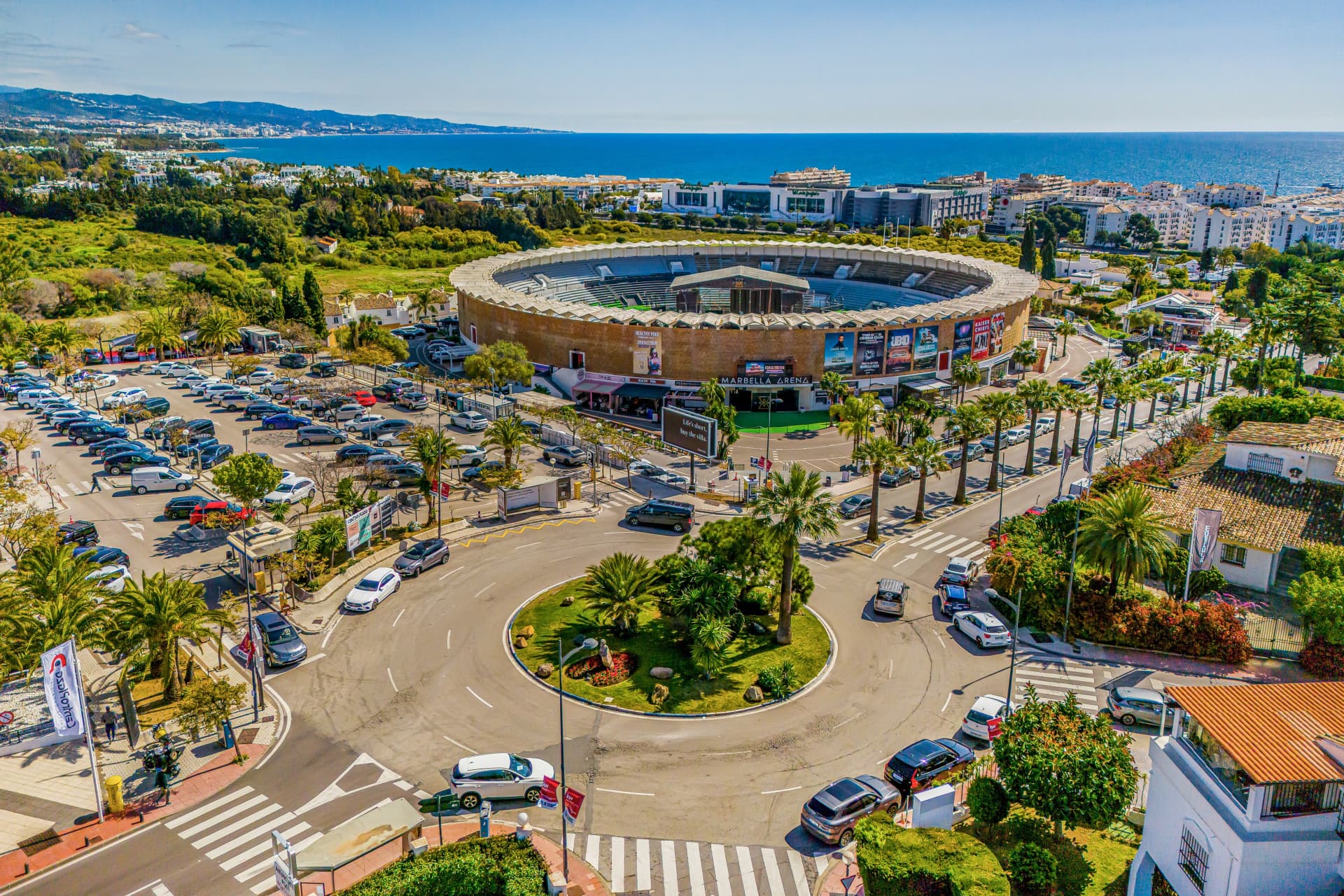 Bright, modern 3-bedroom apartment in the highly sought-after Urb. Malambo, Nueva Andalucía, Marbella, offering stylish living in a prime location close to all amenities and Puerto Banús.
