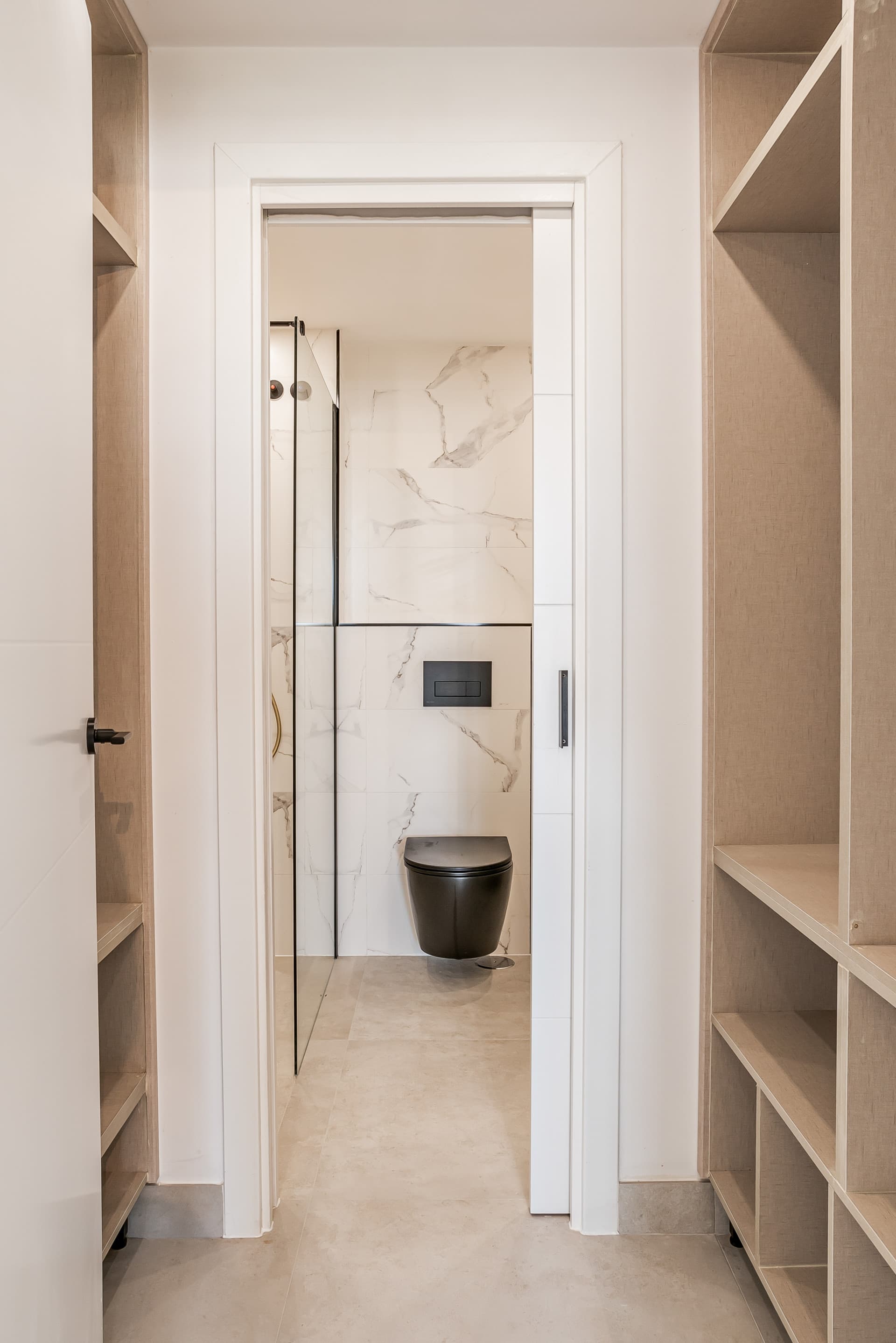 Bright, modern 3-bedroom apartment in the highly sought-after Urb. Malambo, Nueva Andalucía, Marbella, offering stylish living in a prime location close to all amenities and Puerto Banús.