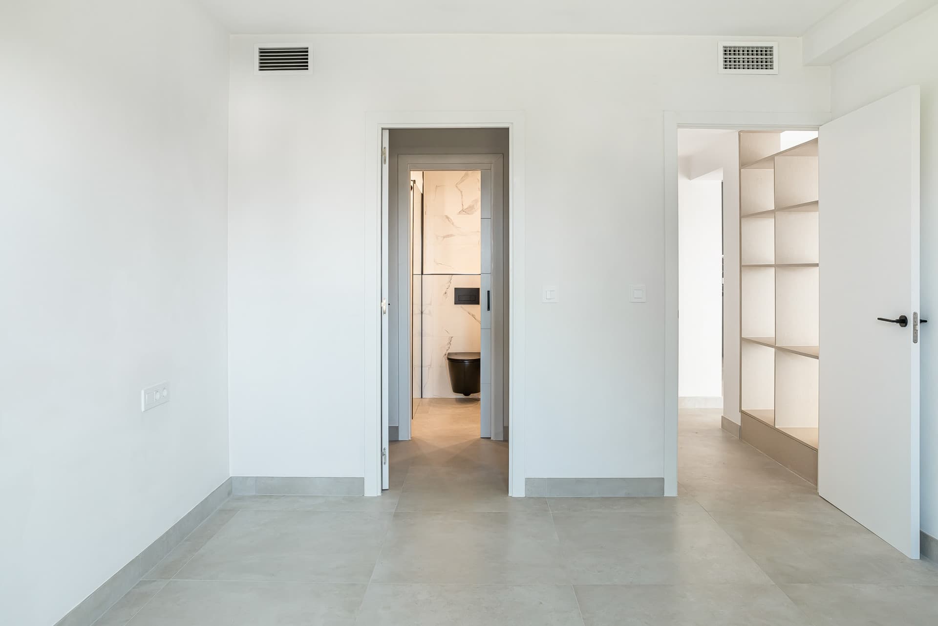 Bright, modern 3-bedroom apartment in the highly sought-after Urb. Malambo, Nueva Andalucía, Marbella, offering stylish living in a prime location close to all amenities and Puerto Banús.