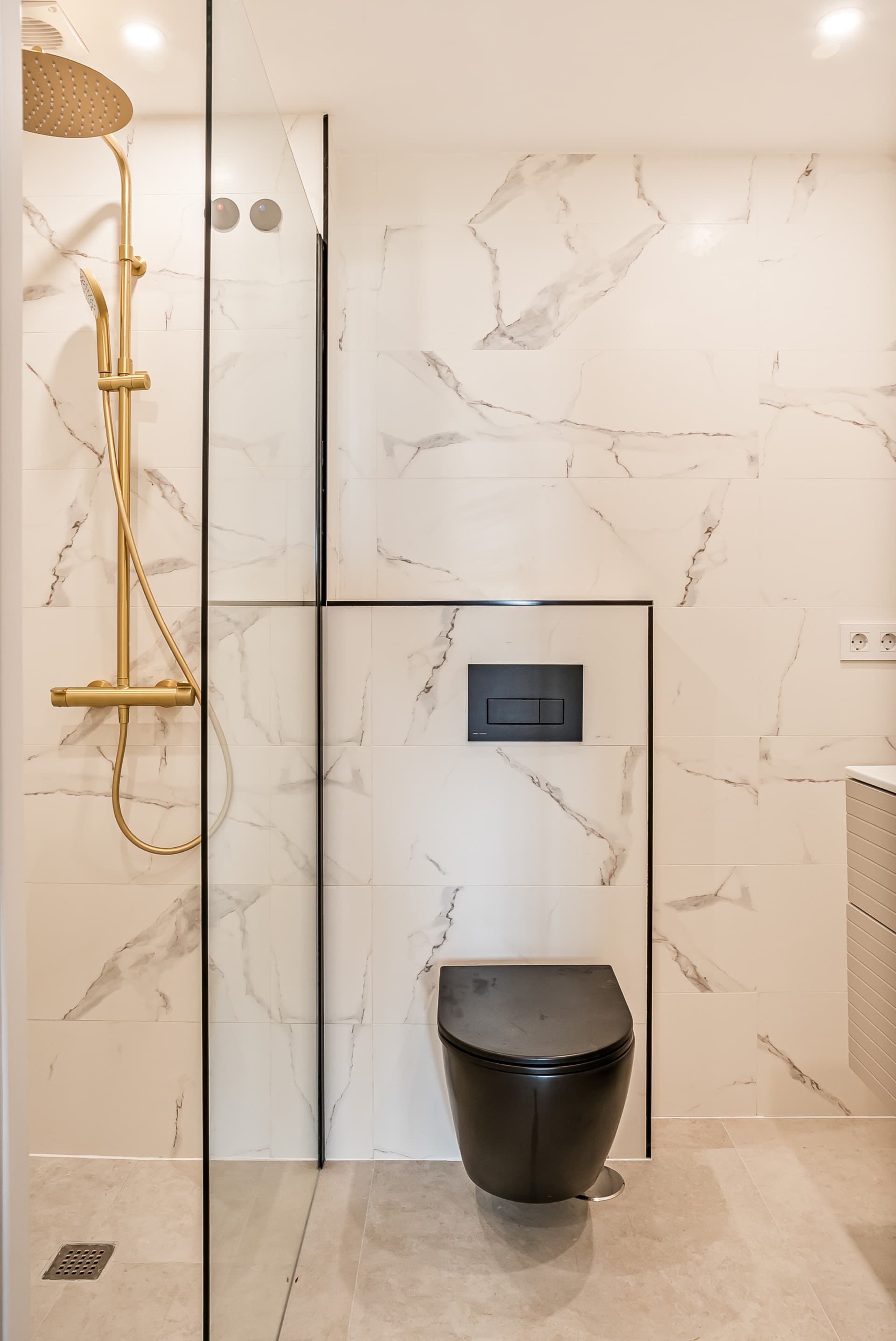 Bright, modern 3-bedroom apartment in the highly sought-after Urb. Malambo, Nueva Andalucía, Marbella, offering stylish living in a prime location close to all amenities and Puerto Banús.
