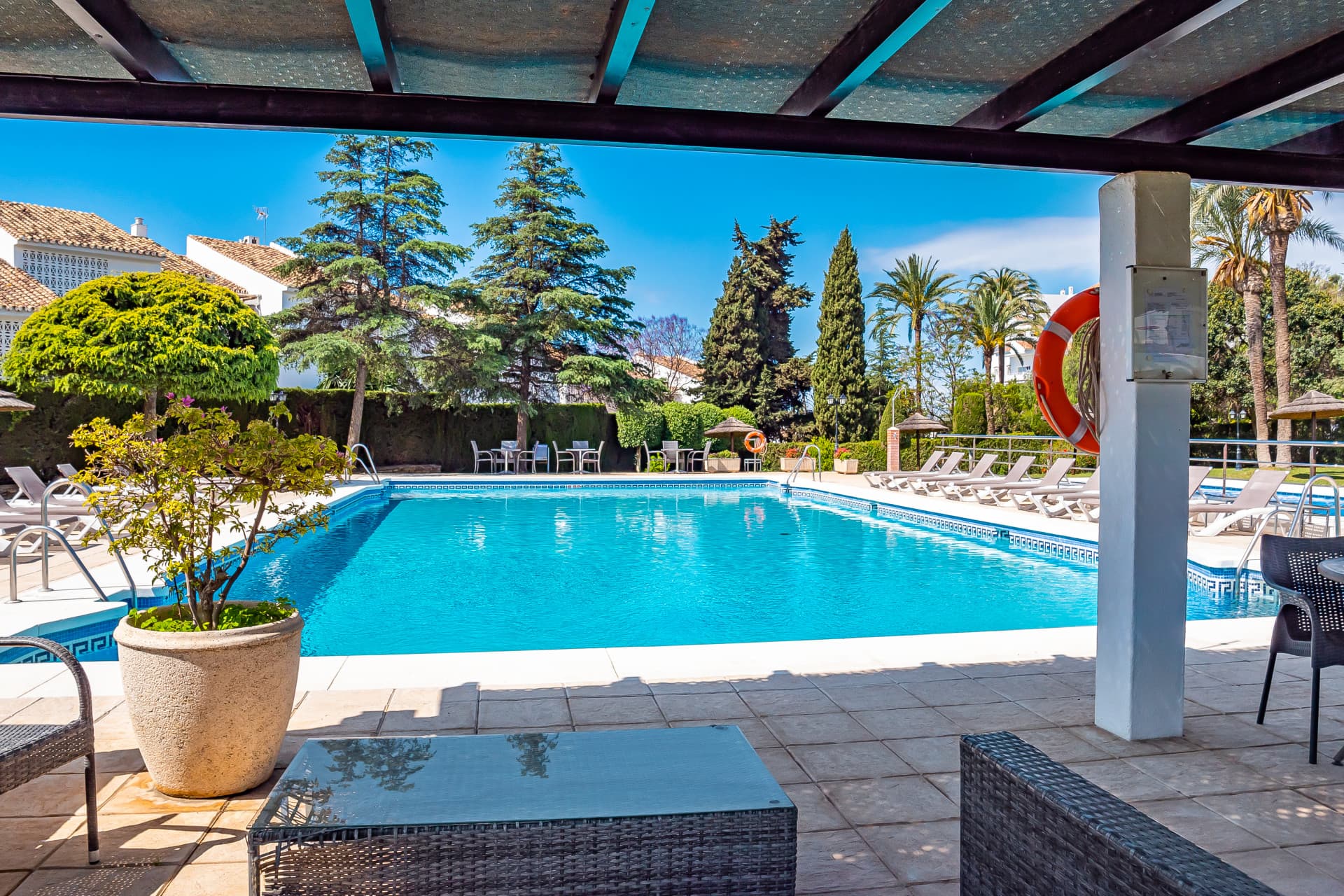 Bright, modern 3-bedroom apartment in the highly sought-after Urb. Malambo, Nueva Andalucía, Marbella, offering stylish living in a prime location close to all amenities and Puerto Banús.