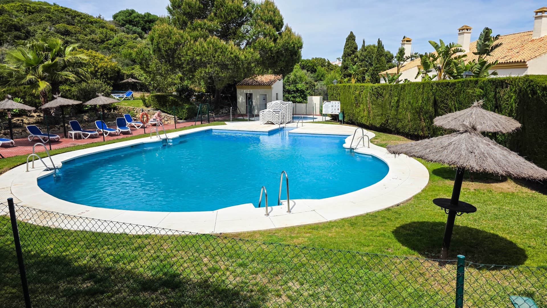 Duplex Penthouse with Partial Sea Views and Excellent Location in La Duquesa