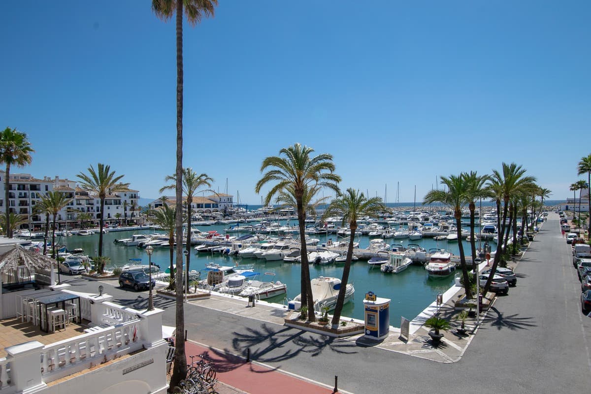 Refurbished Duplex Penthouse with Panoramic Sea and Mountain Views in La Duquesa