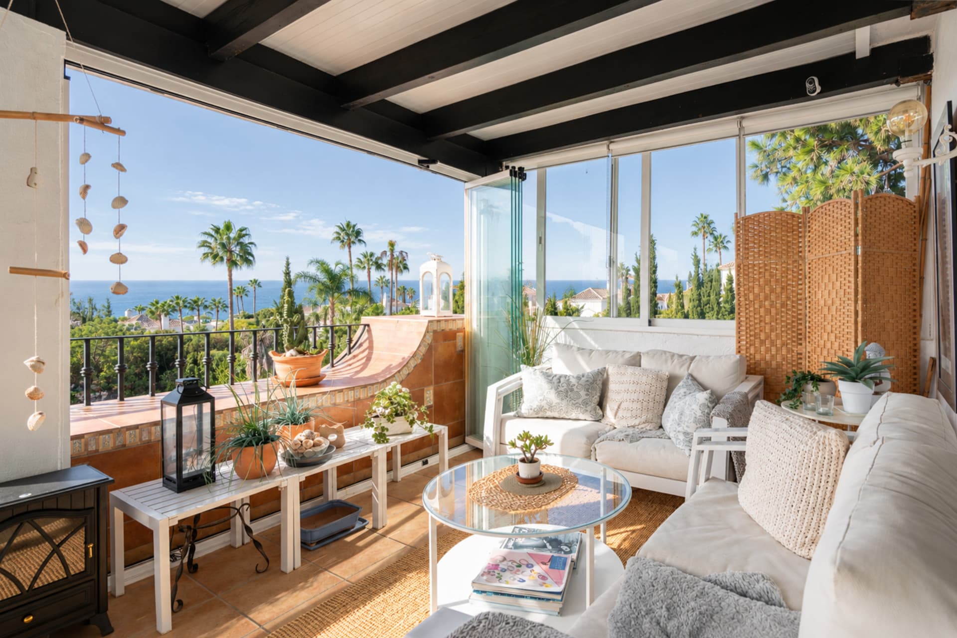 Two bedroom top floor apartment with amazing sea views