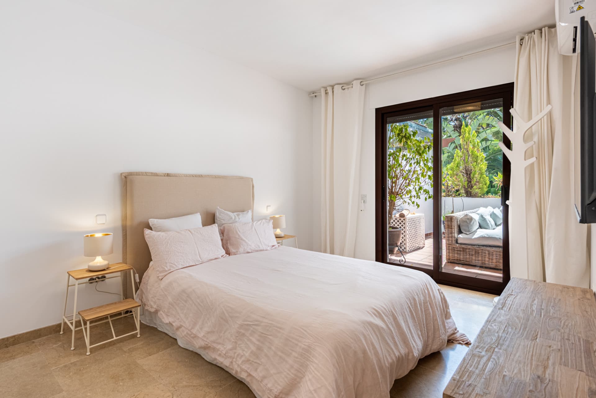 Apartment in a quiet development on the Golden Mile with tourist license.