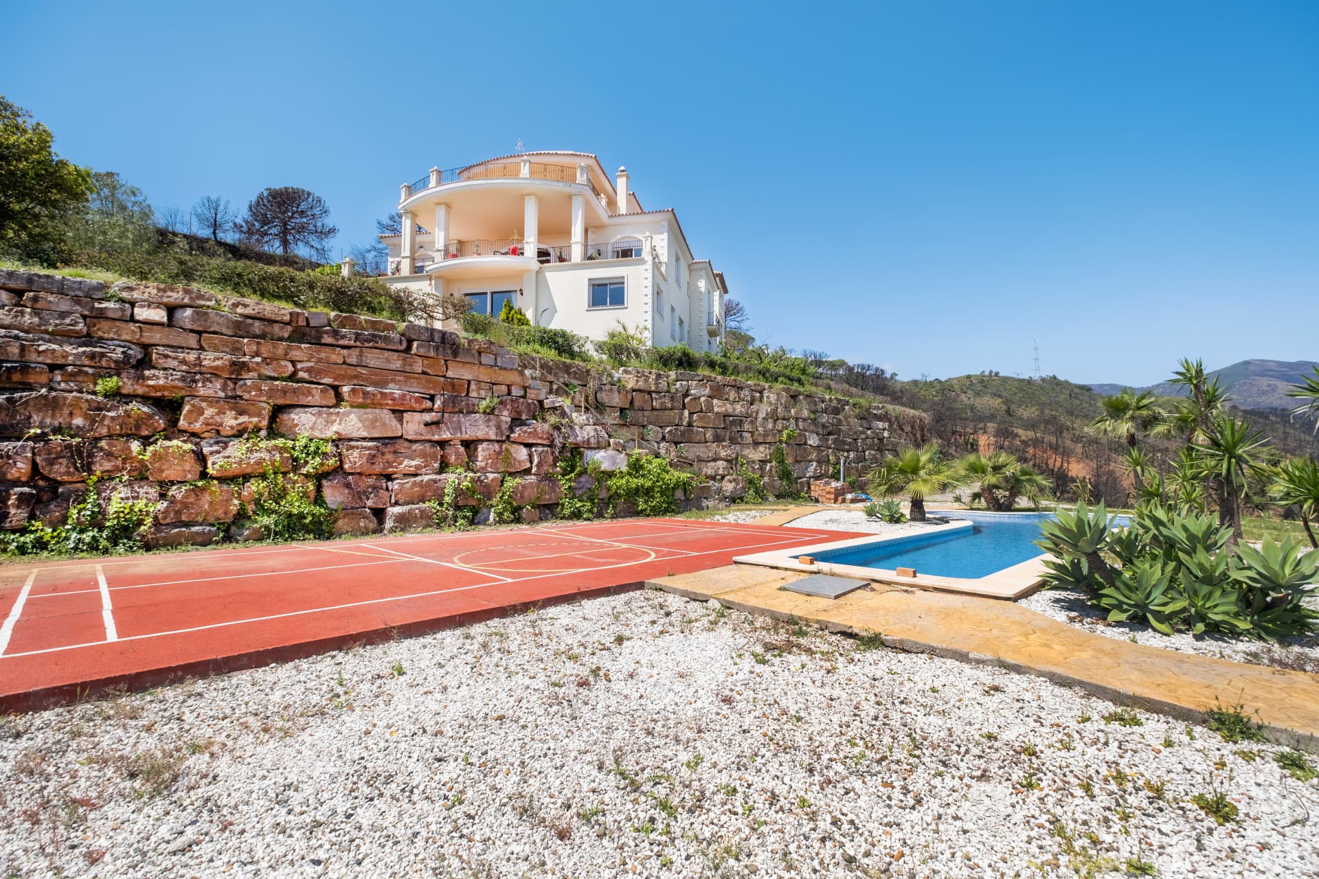 Fantastic villa set on a 48.000m2 plot in Estepona with mountain and sea views