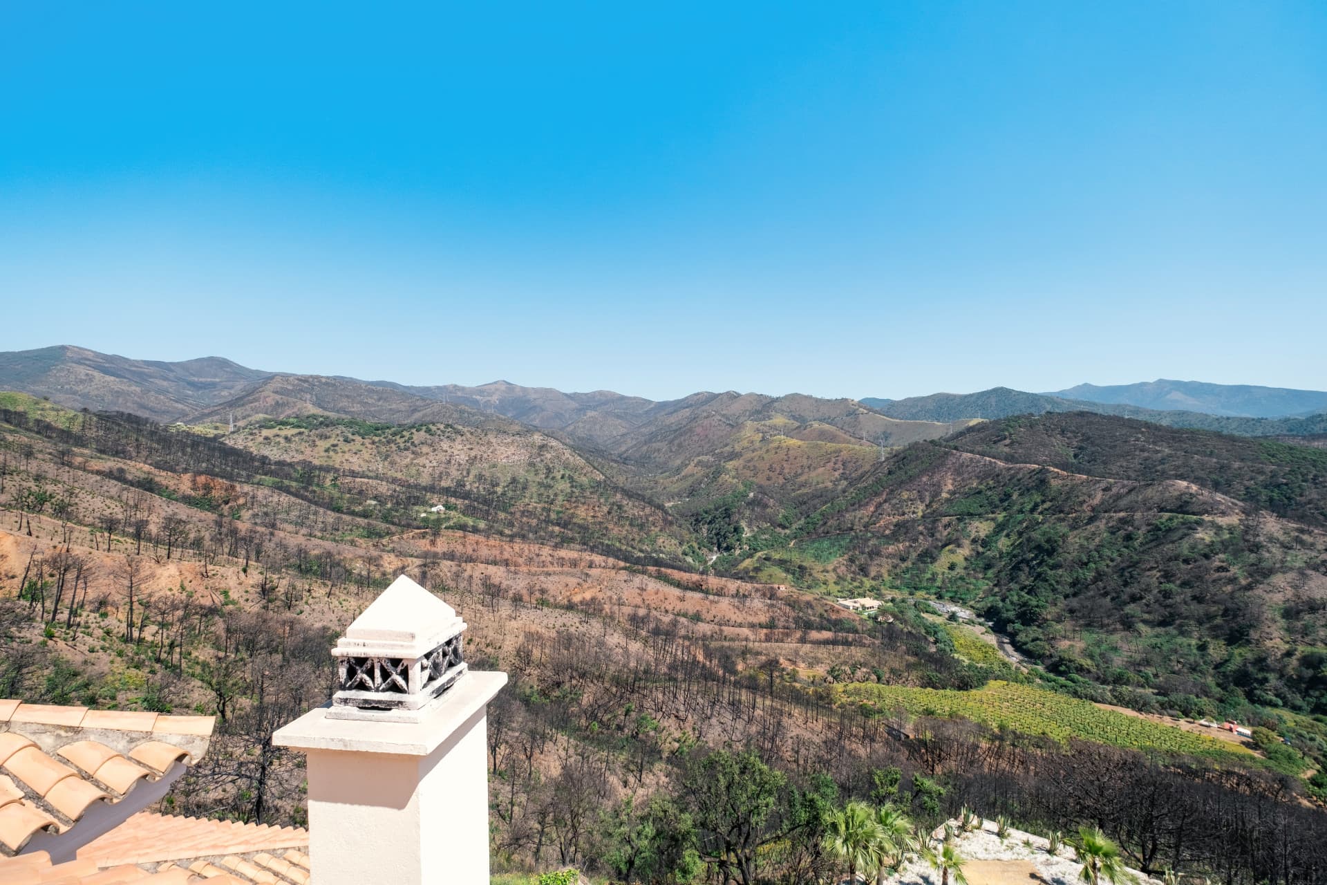 Fantastic villa set on a 48.000m2 plot in Estepona with mountain and sea views