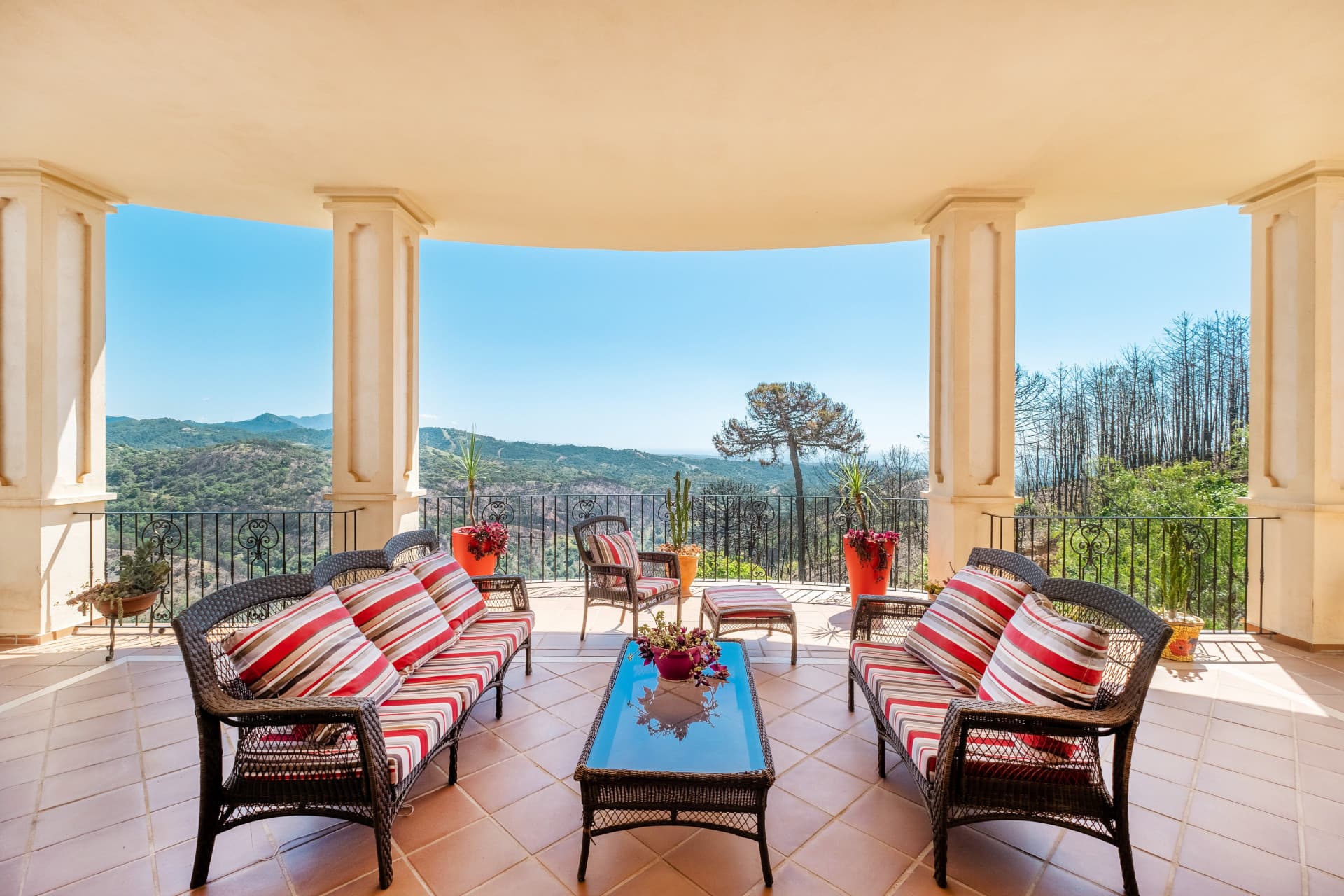 Fantastic villa set on a 48.000m2 plot in Estepona with mountain and sea views