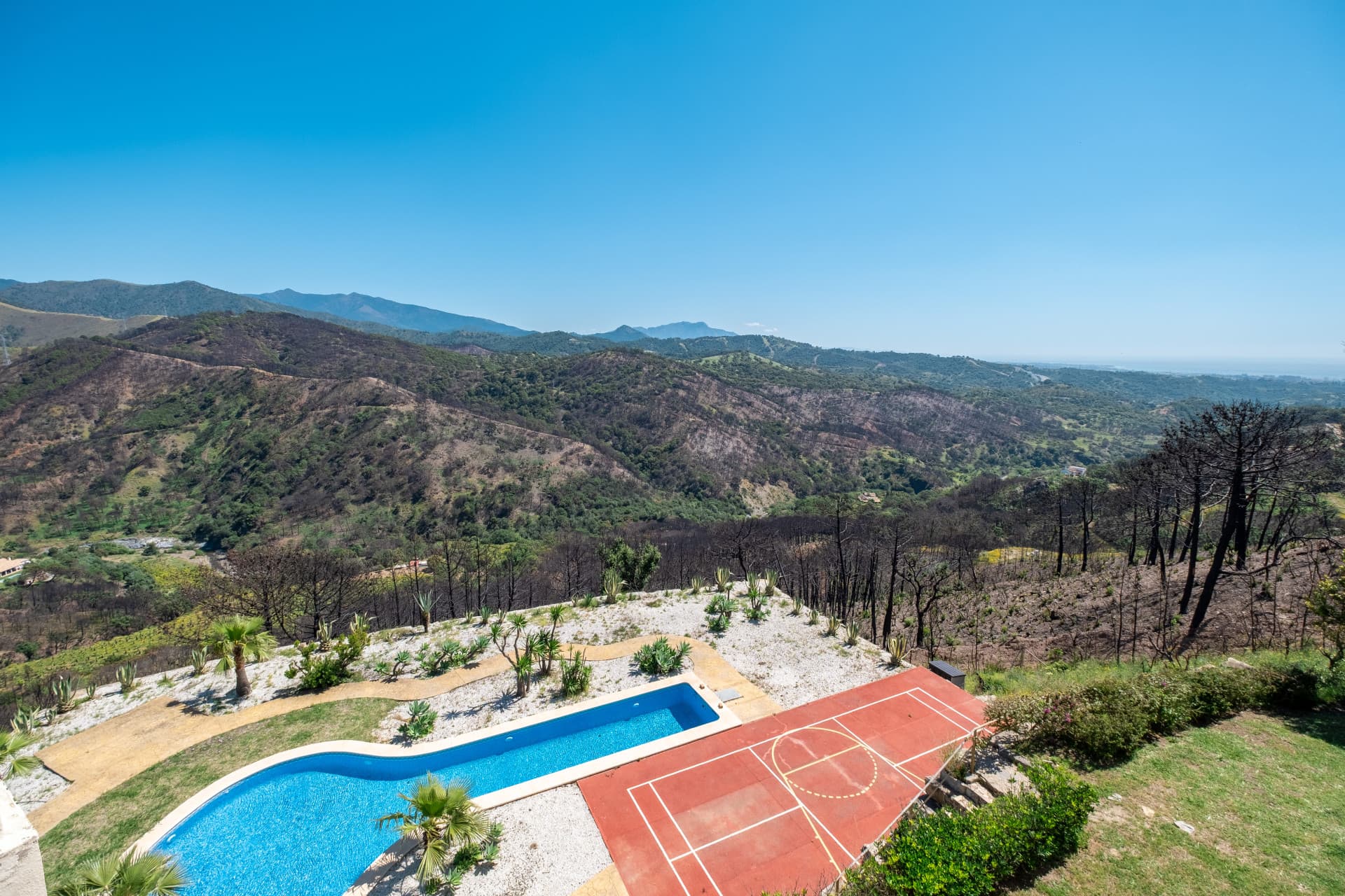 Fantastic villa set on a 48.000m2 plot in Estepona with mountain and sea views